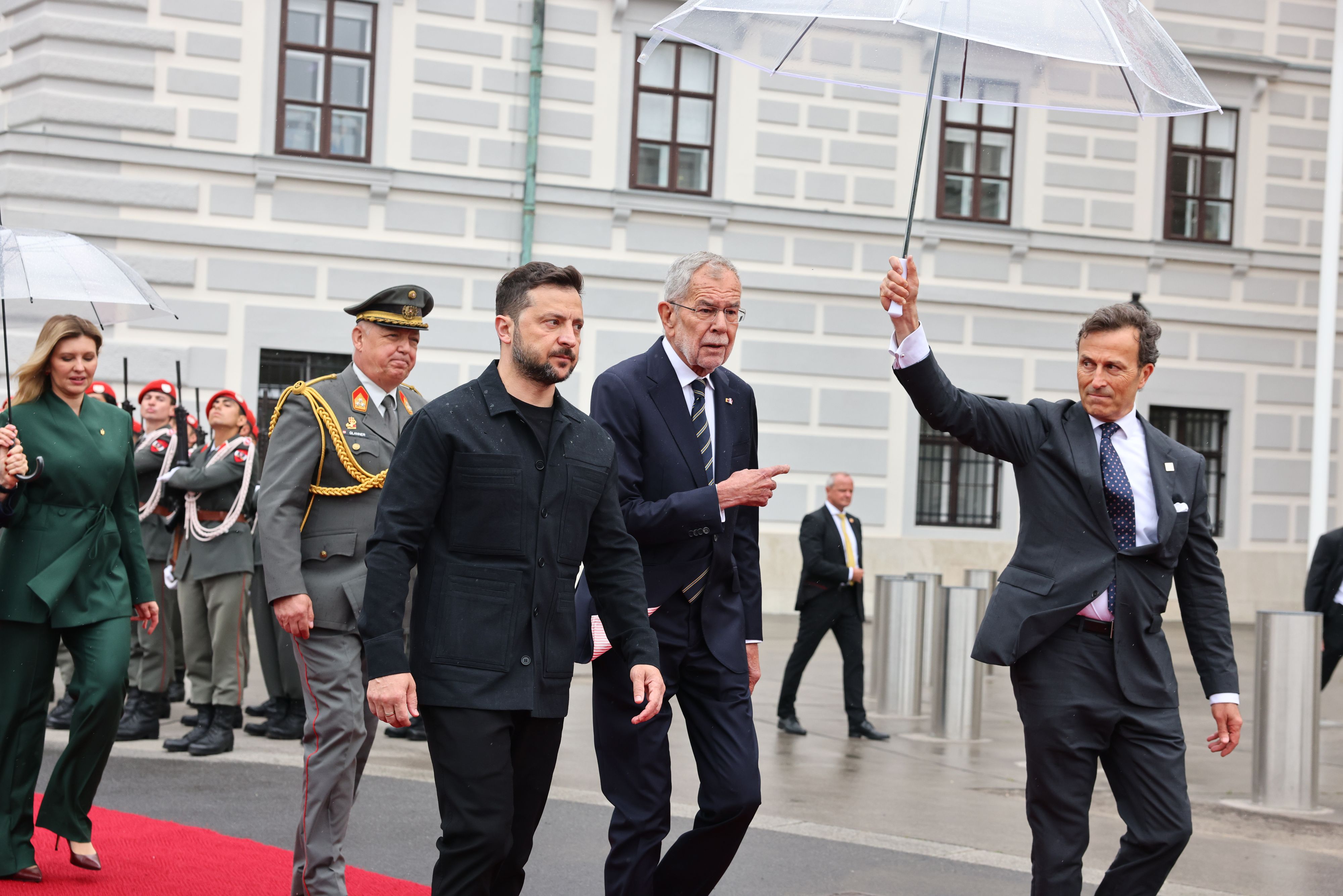 Selenski wurde vor der Hofburg feierlich in Empfang genommen. 