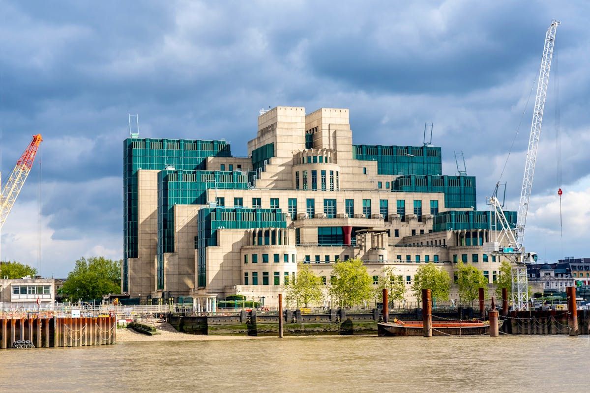 Das Hauptquartier des britischen Geheimdienstes befindet sich direkt an der Themse in London.