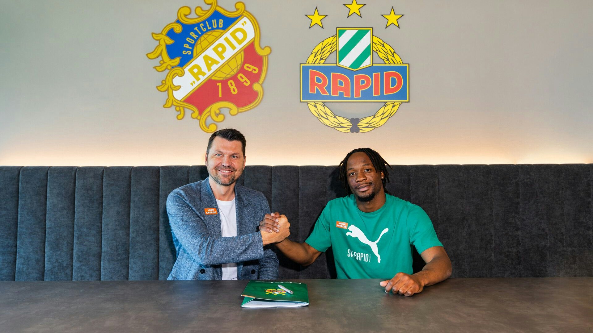 Claudy Mbuyi (r.) mit Sportboss Markus Katzer.