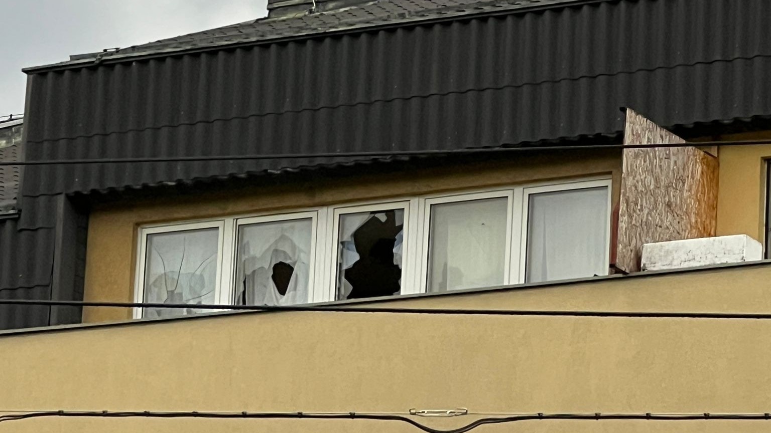 Mieter wird gekündigt: Die Fenster seiner Wohnung sind zerstört. 