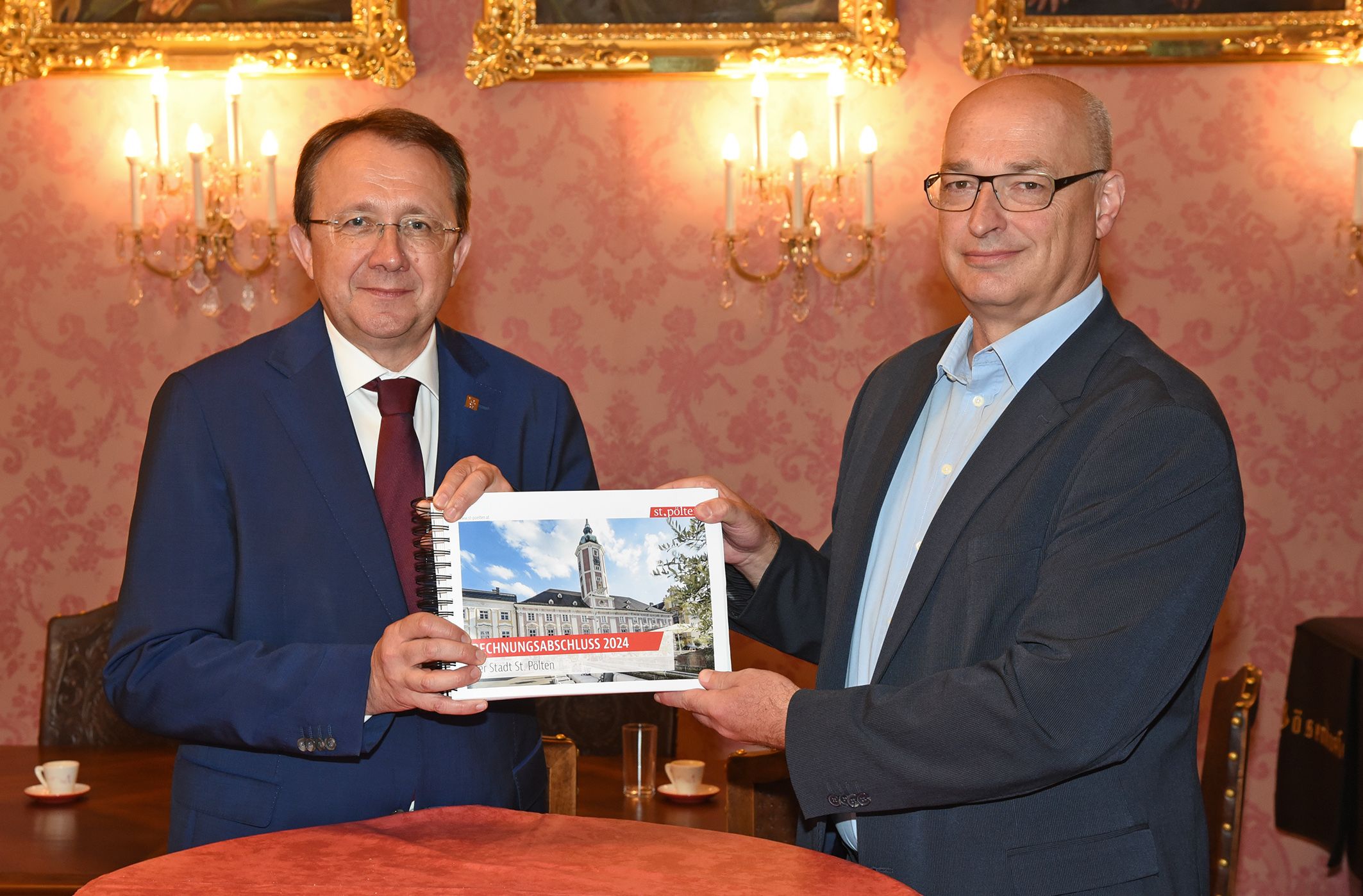 Bürgermeister Matthias Stadler (SP, l.) und Finanzdirektor Thomas Wolfsberger präsentieren den positiven Rechnungsabschluss der Stadt.