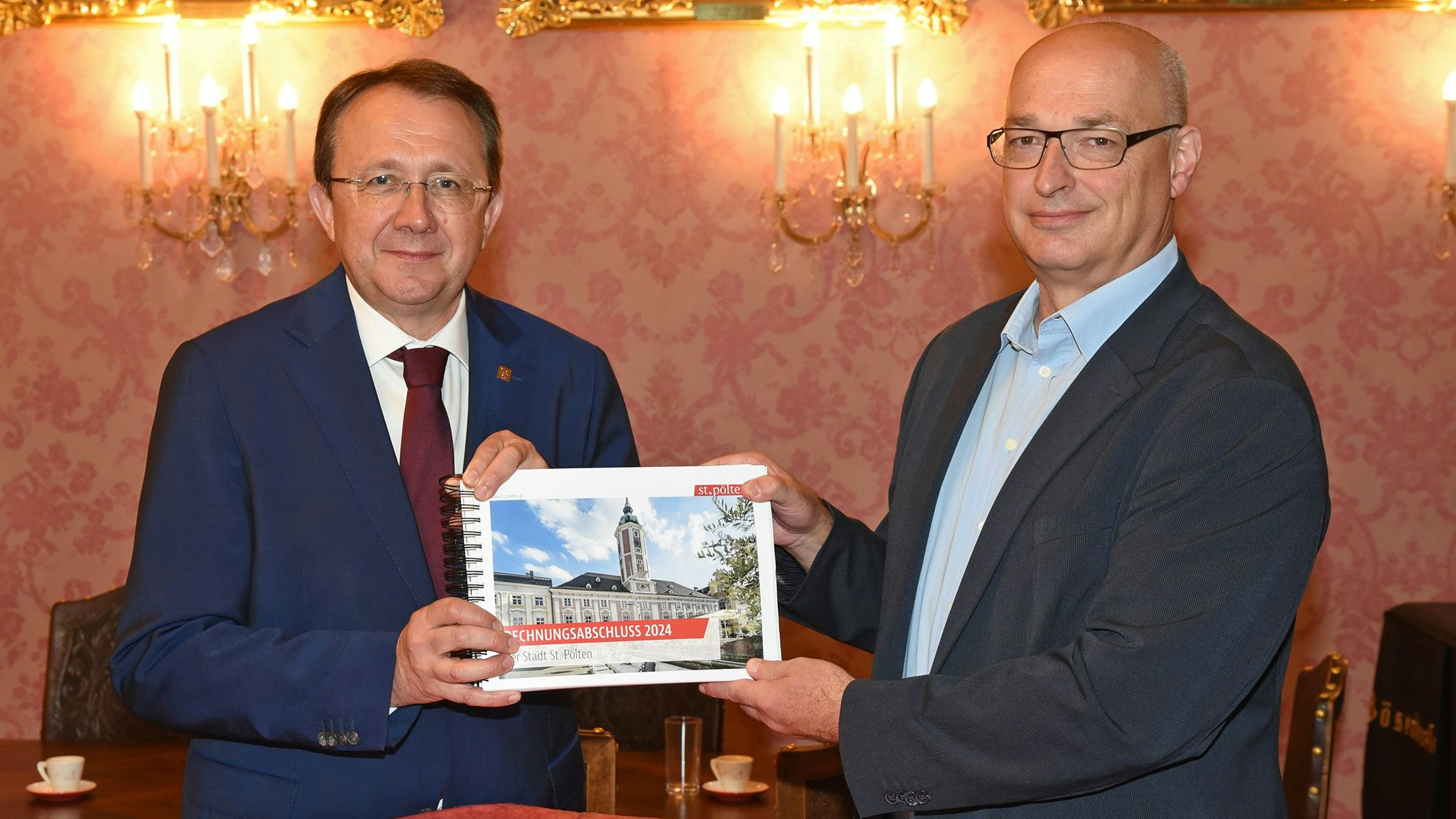 Bürgermeister Matthias Stadler (SP, l.) und Finanzdirektor Thomas Wolfsberger präsentieren den positiven Rechnungsabschluss der Stadt.