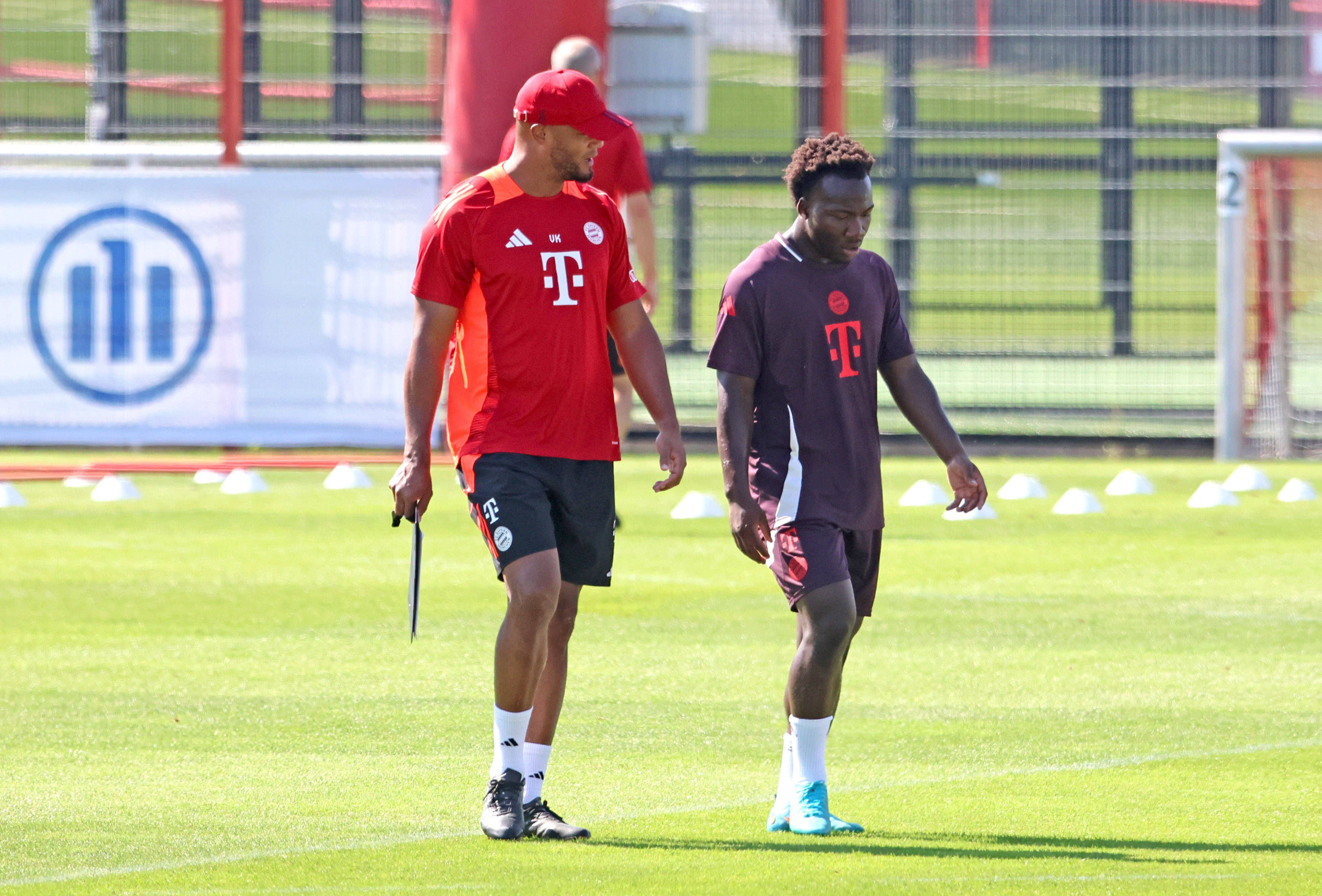 Nestroy Irankunda und Bayern-Trainer Vincent Kompany