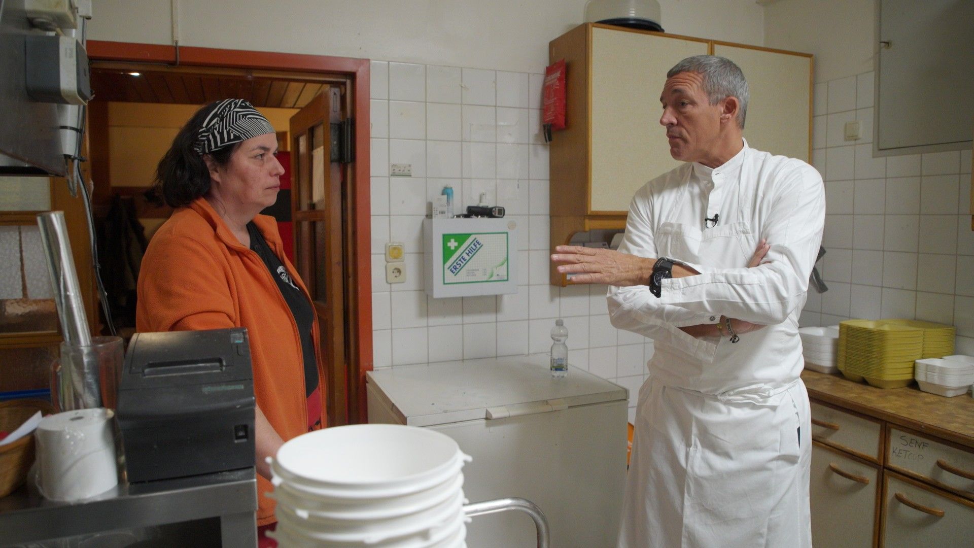 Wirtin Barbara Fischer und TV-Koch Alain Weissgerber in der Küche der 