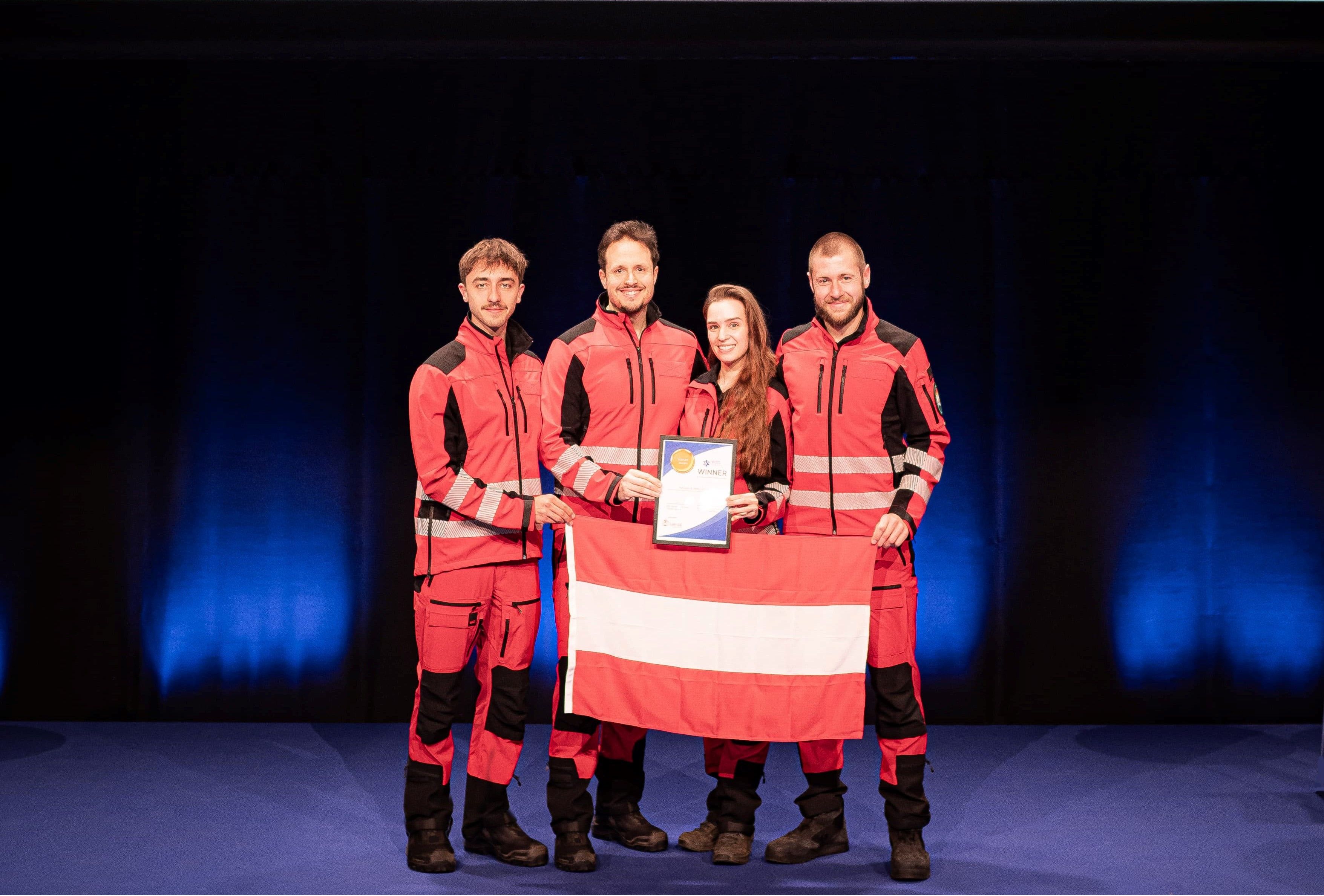 Die glücklichen Sieger mit der Urkunde.