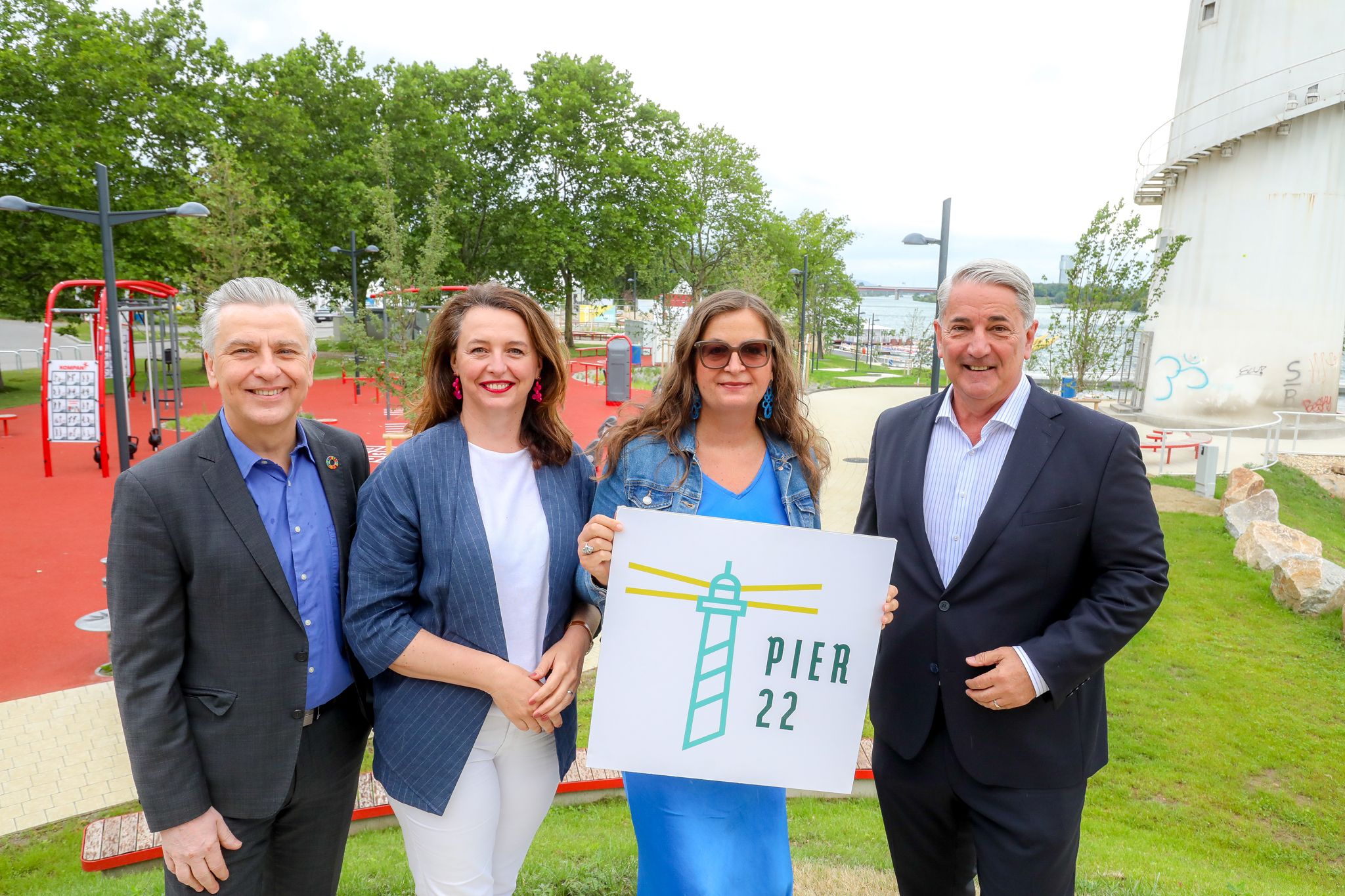 Josef Taucher, Vorsitzender des SPÖ-Klubs, NEOS-Klubobfrau Selma Arapović, Planungs- und Gewässerstadträtin Ulli Sima und Bezirksvorsteher der Donaustadt Ernst Nevrivy (v.l.).