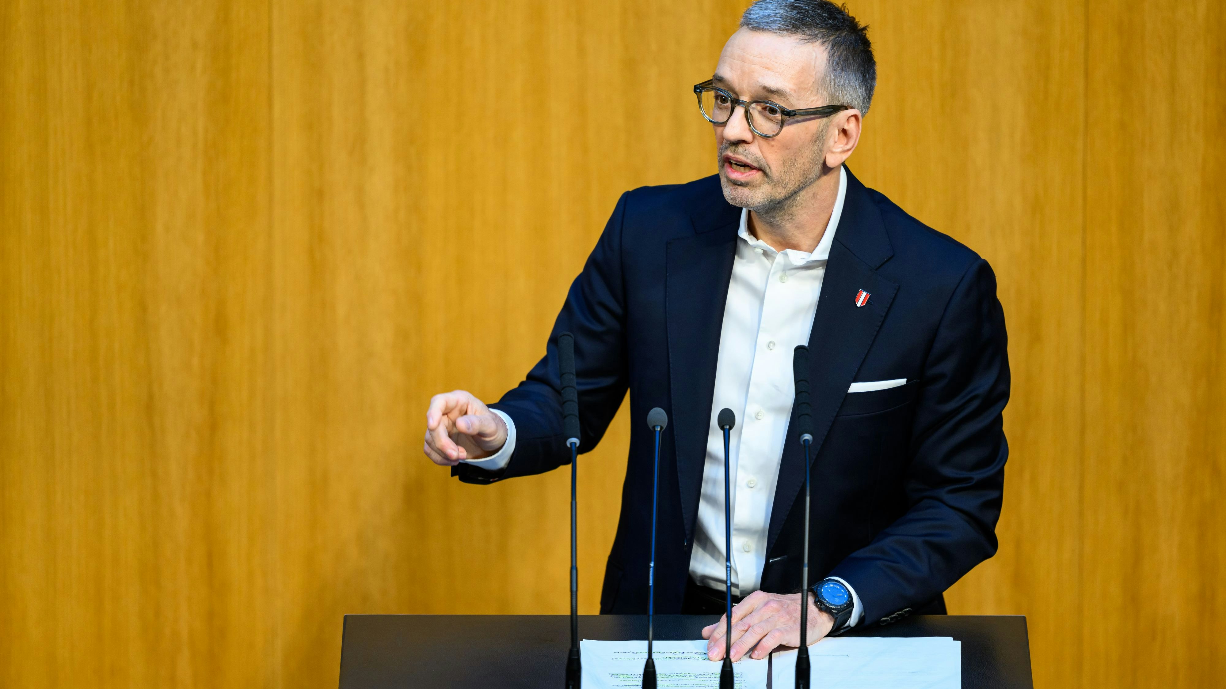 Kickl kritisiert, dass bei Familien und Pensionisten gespart wird, Babler aber Geld für seine Spezialprogramme bekomme.