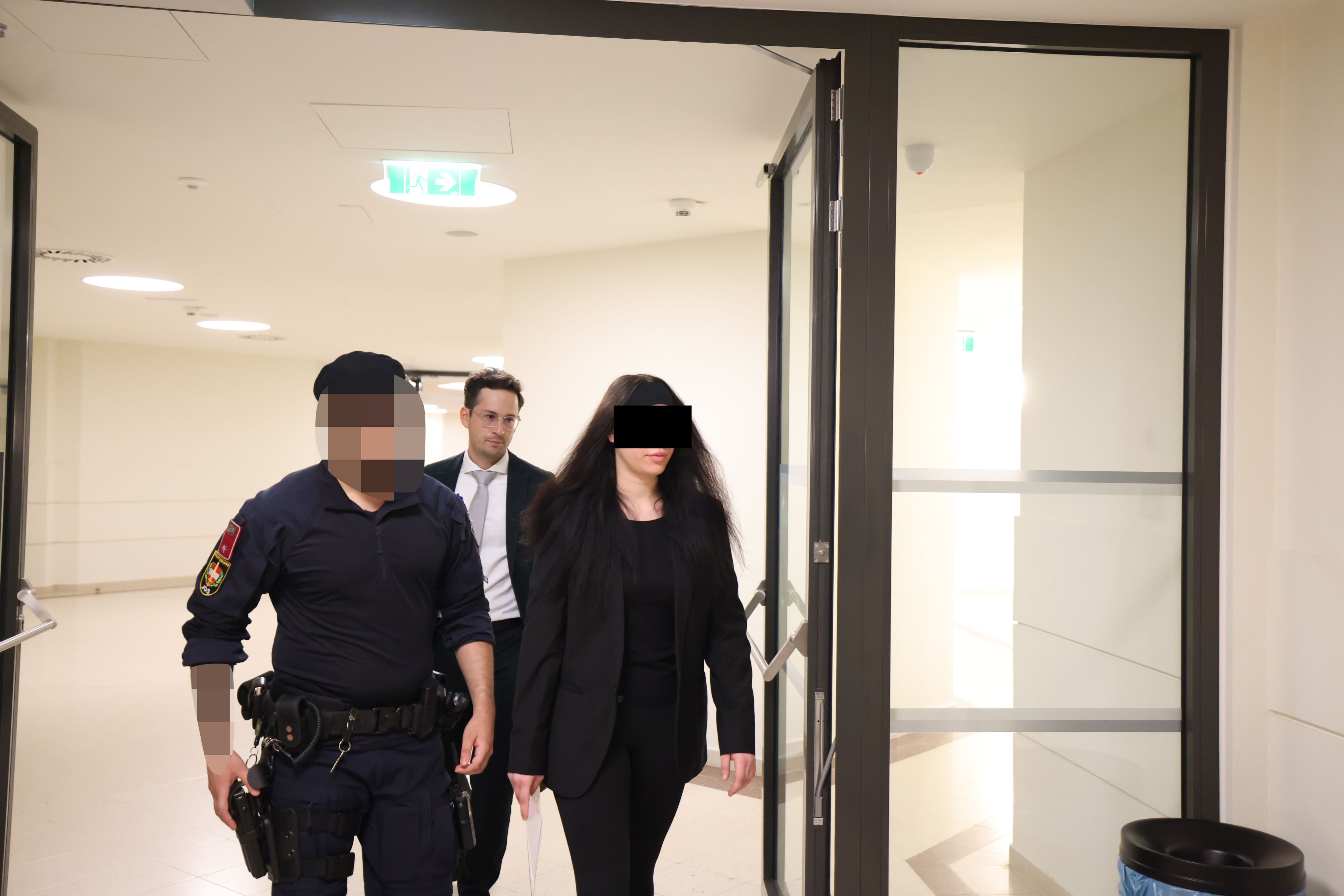 Frau (r.) war Mitglied der Bankomat-Bande, kam mit Verteidiger Martin Martin Fürthaler in den Gerichtssaal.