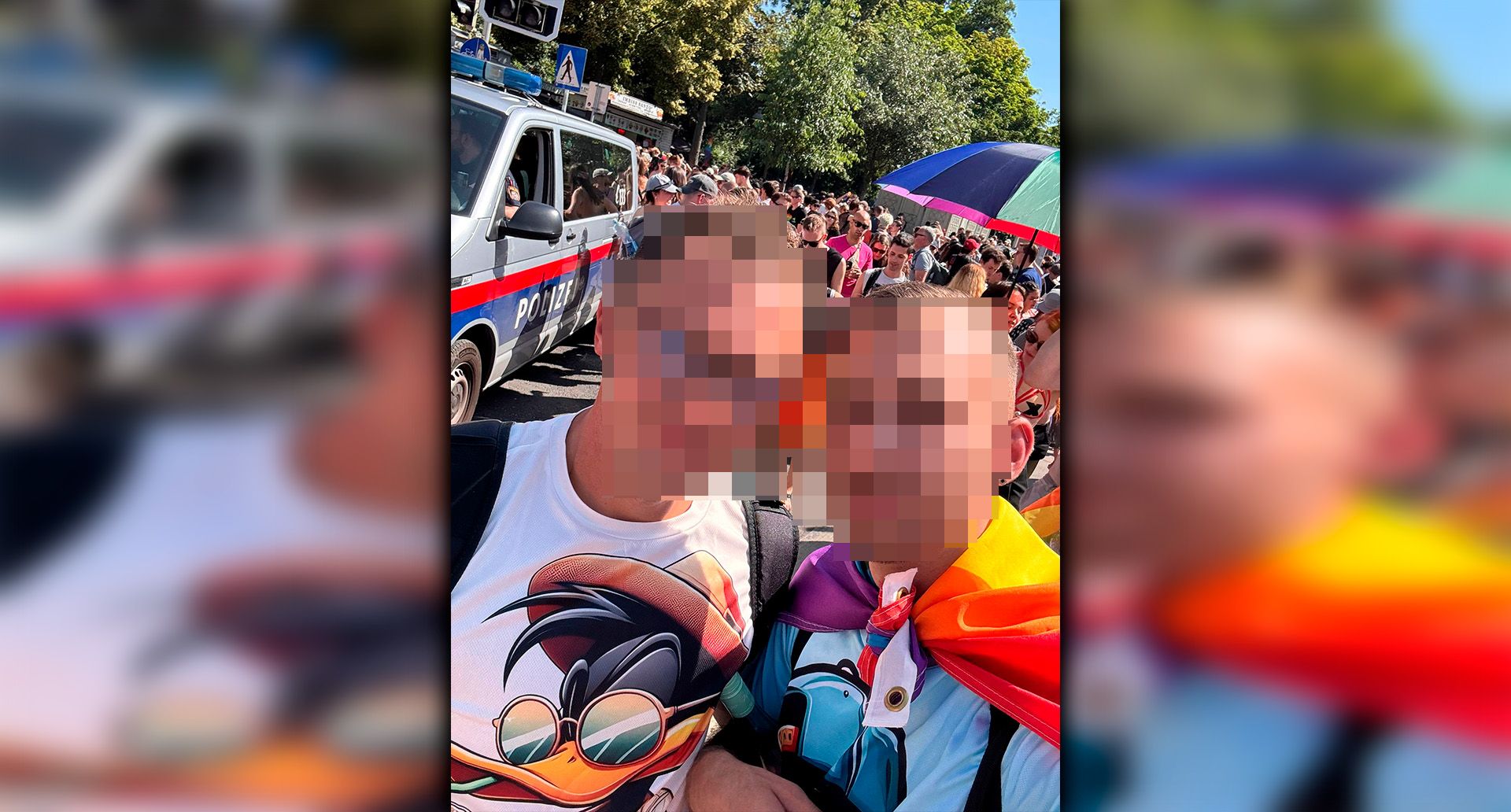 Reinhard und sein Mann auf der Regenbogenparade in der Wiener City.