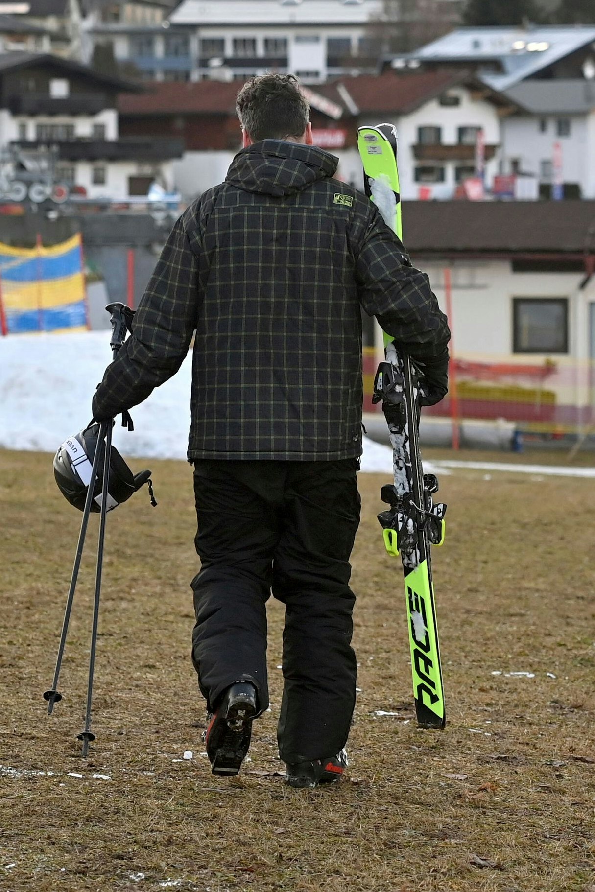 Wo ist der Schnee? Ein Blick auf das Skigebiet Ellmau in Tirol am 17. Jänner 2023 