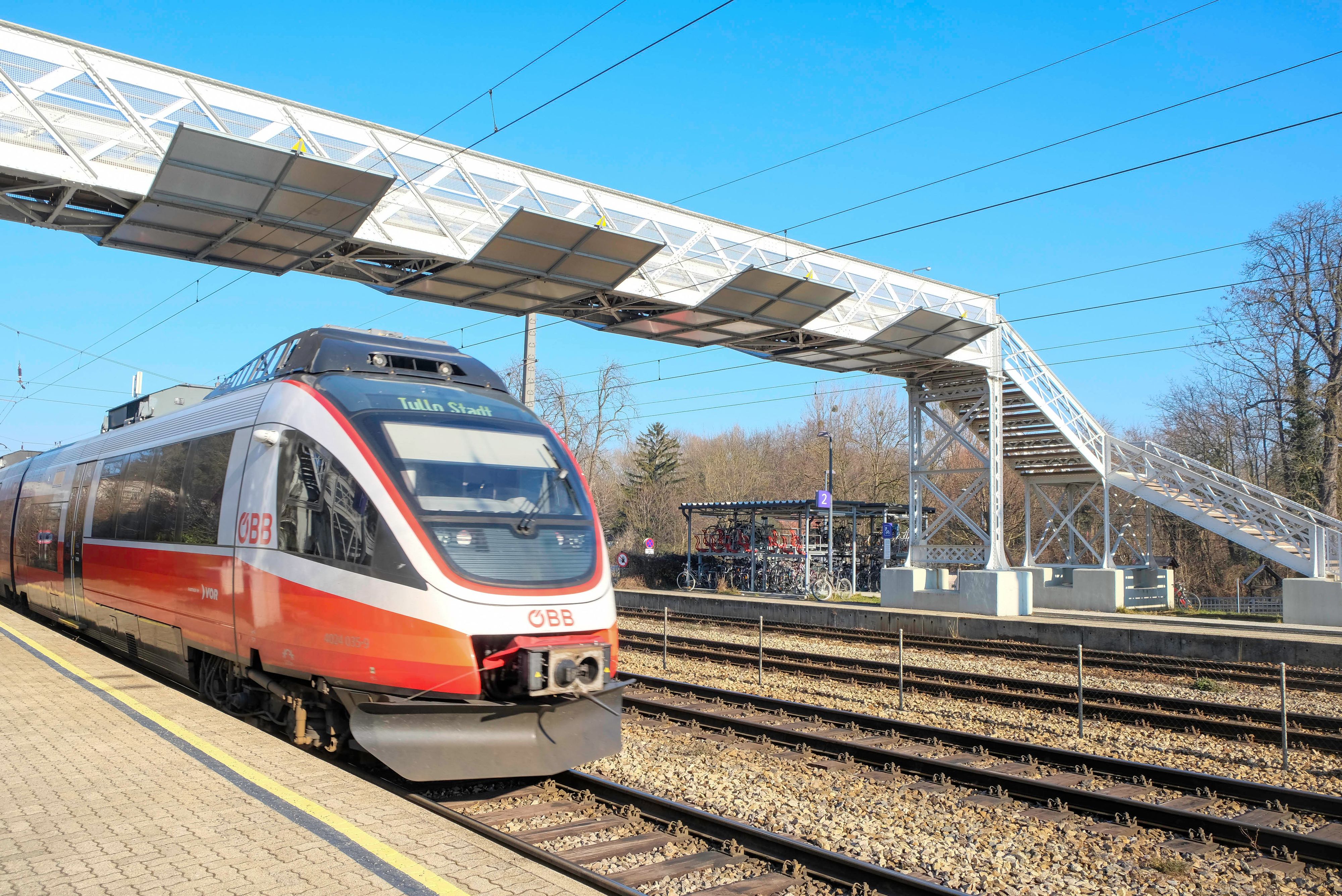 Ein Zug der ÖBB in der Station Kritzendorf.
