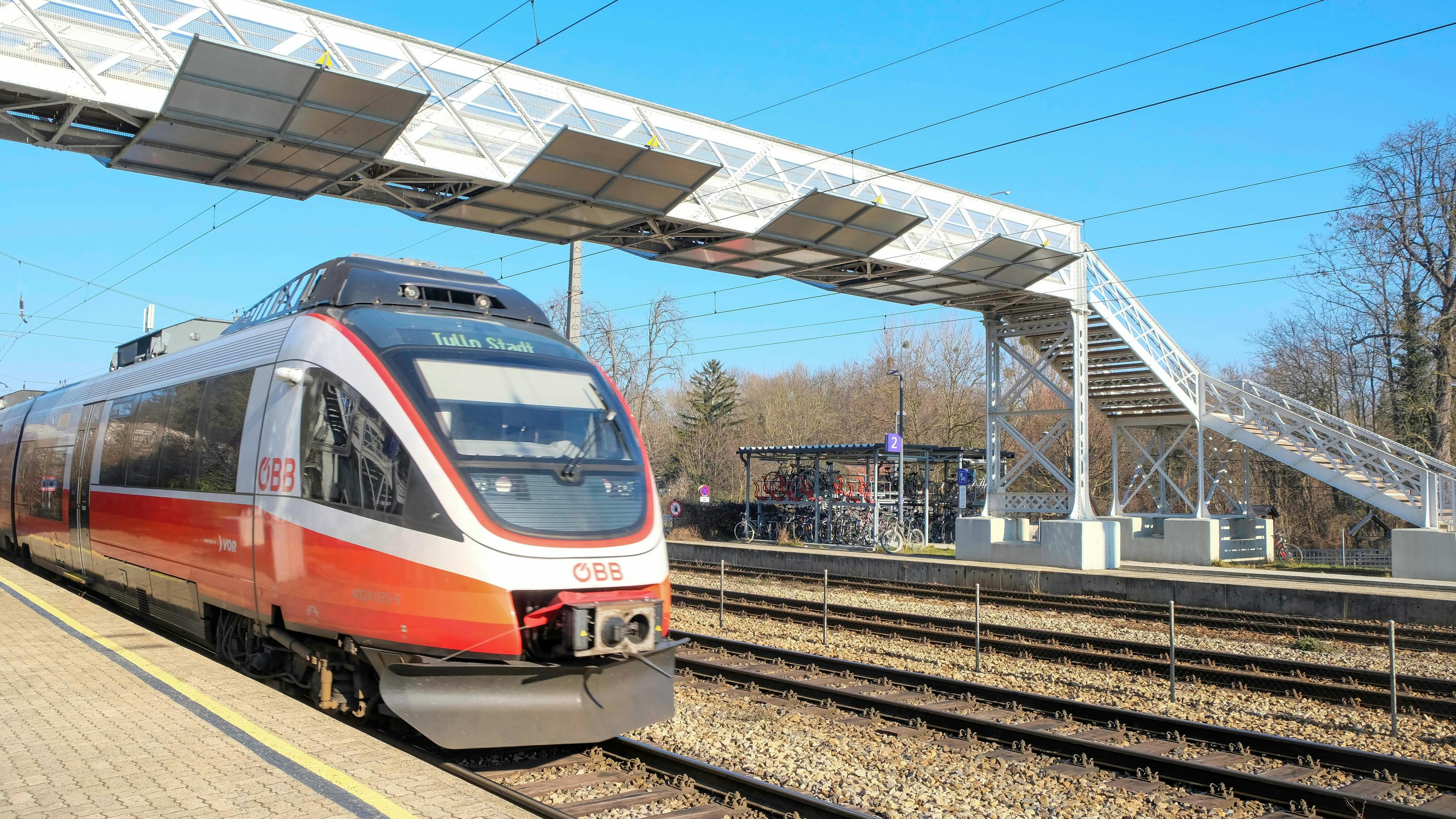 Ein Zug der ÖBB in der Station Kritzendorf.