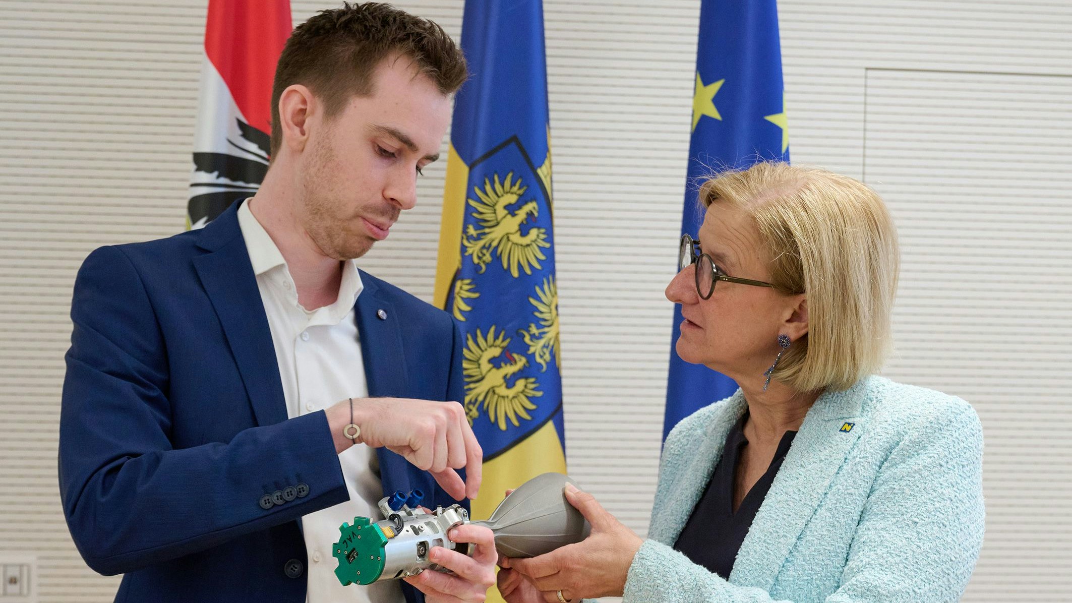 Landeshauptfrau Johanna Mikl-Leitner mit Moritz Novak, CEO und Mitgründer von GATE Space.