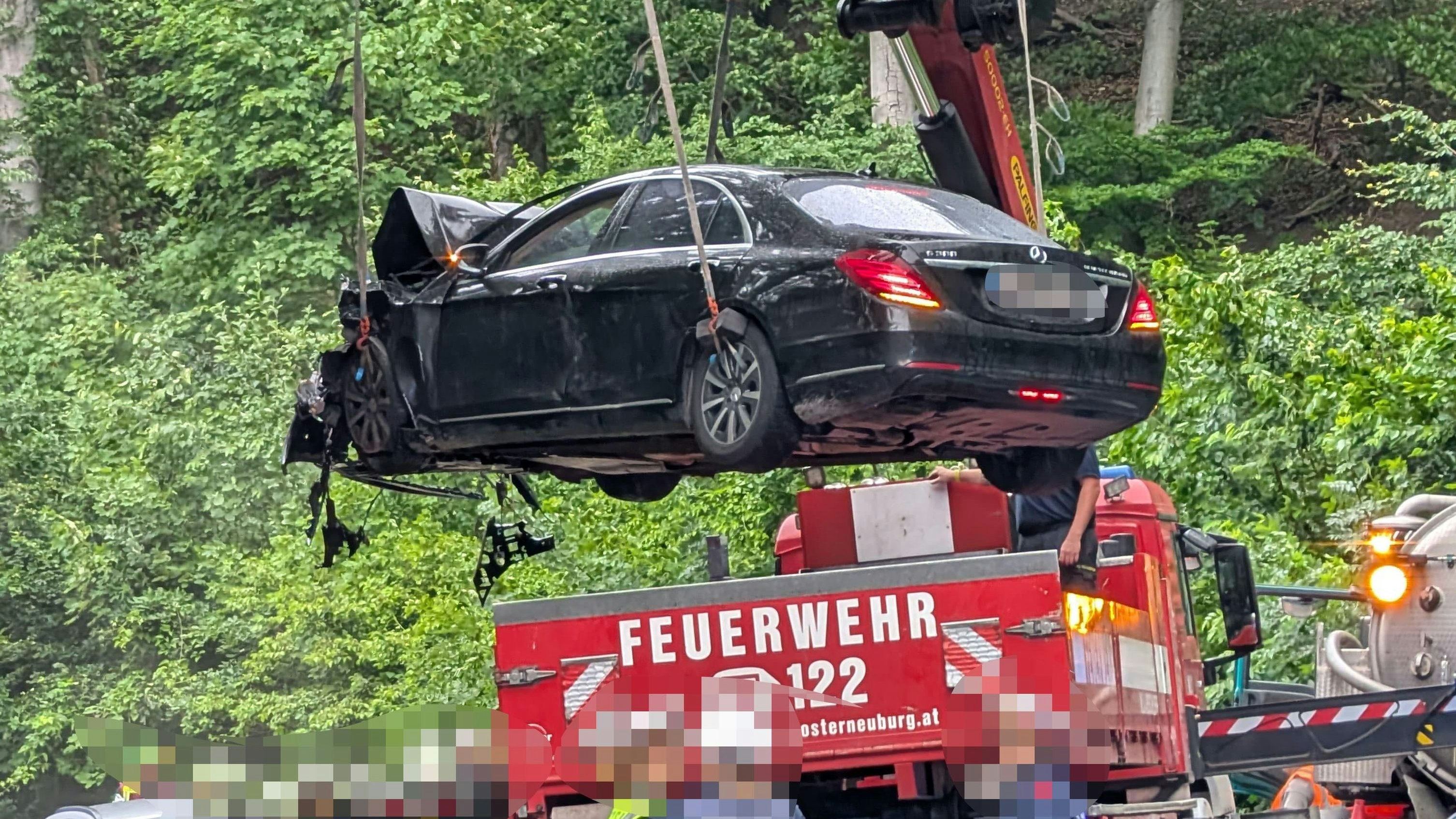 Die Feuerwehr barg den schwer demolierten Mercedes