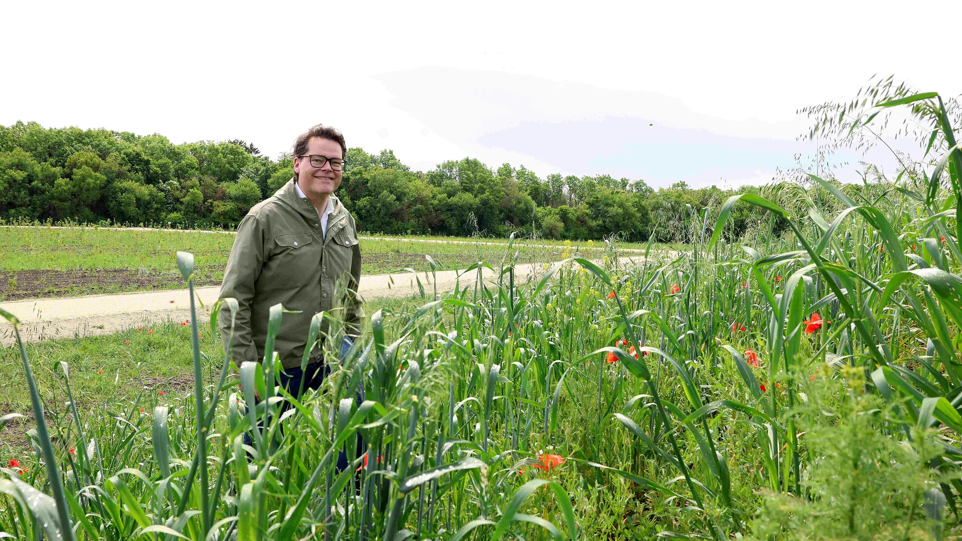 Heute.at - Mädchen packen mit an – Park der Artenvielfalt wächst