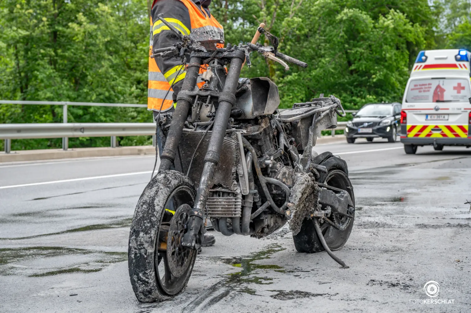 Das Motorrad brannte bei dem Unfall in Micheldorf völlig aus.