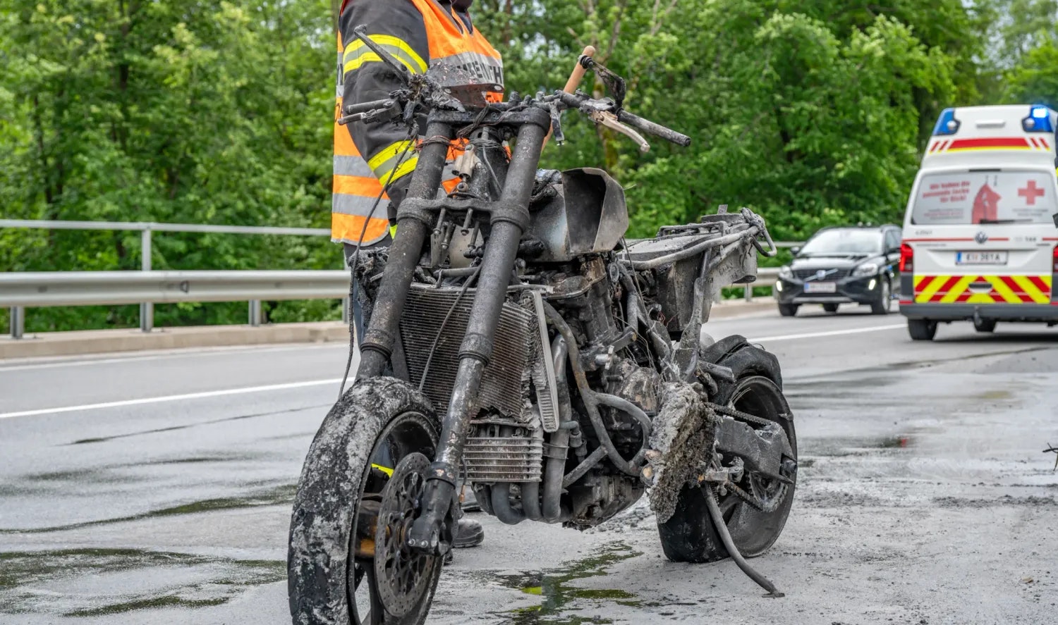 Spektakulärer Unfall – Biker stürzt schwer, Motorrad geht in Flammen auf |  Heute.at