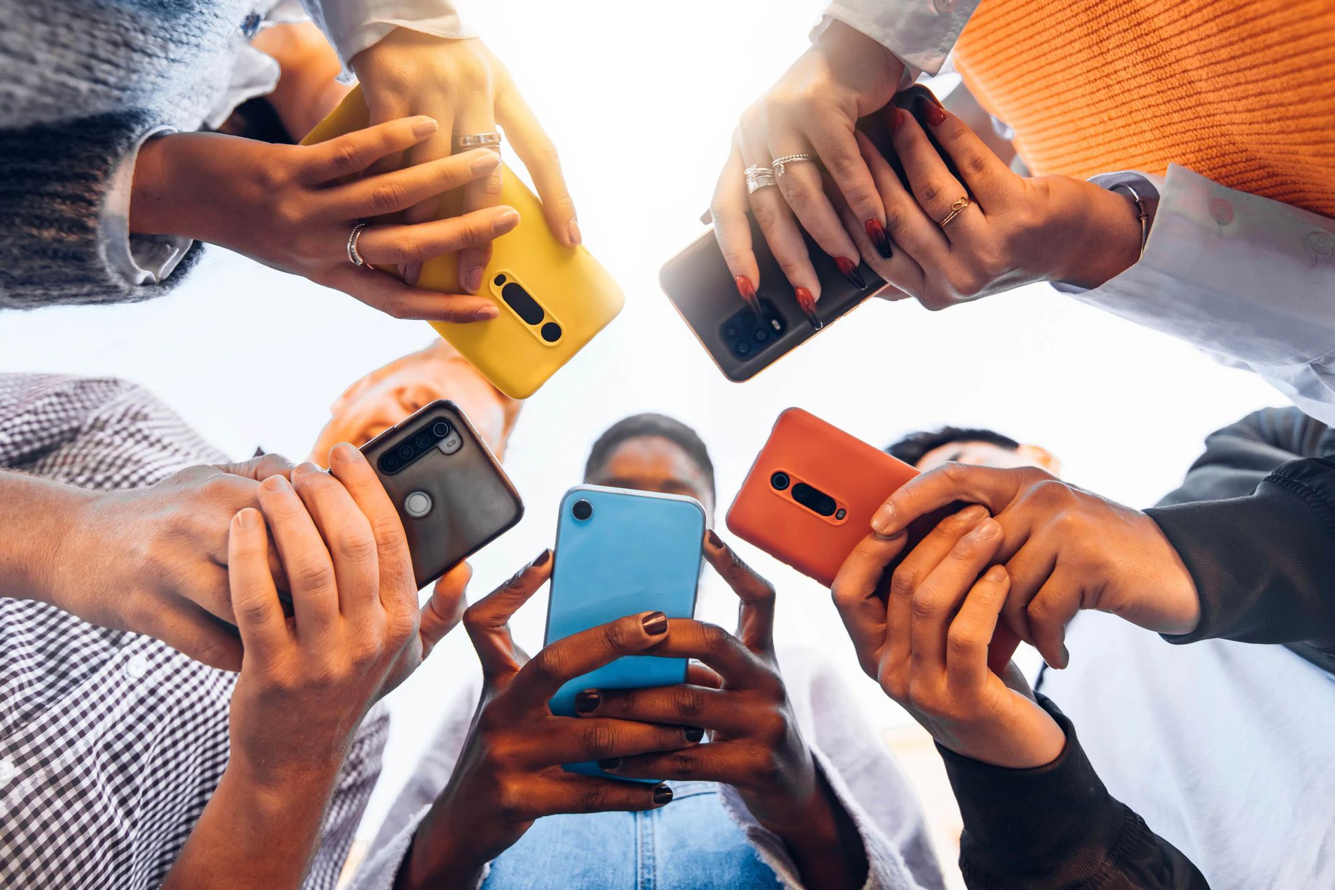 Gemeinsamkeit findet bei der Gen Z immer seltener statt. Und wenn, dann vor allem in Social Media