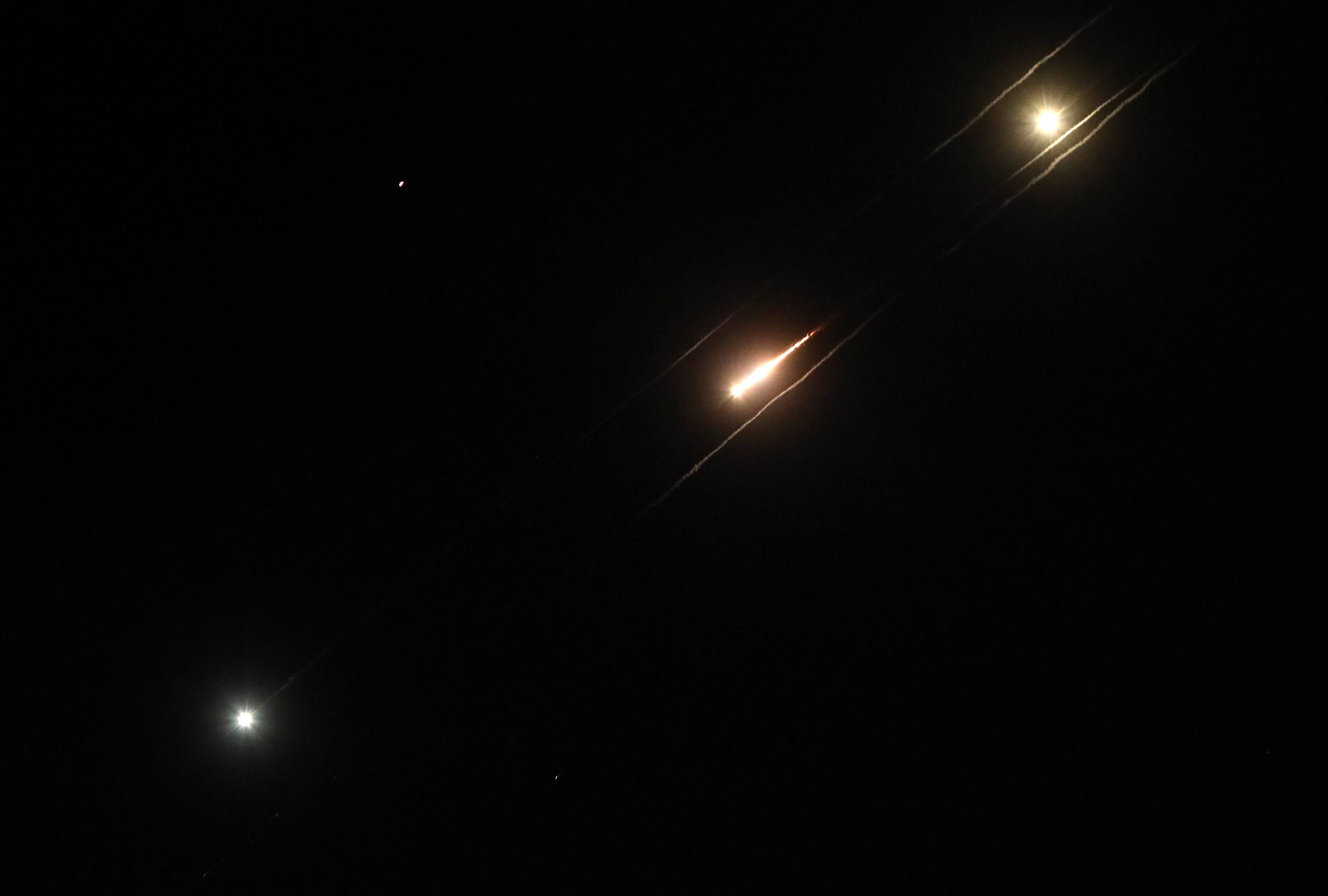 Israel und der Iran haben sich auch in der Nacht mit dutzenden Raketen beschossen. 