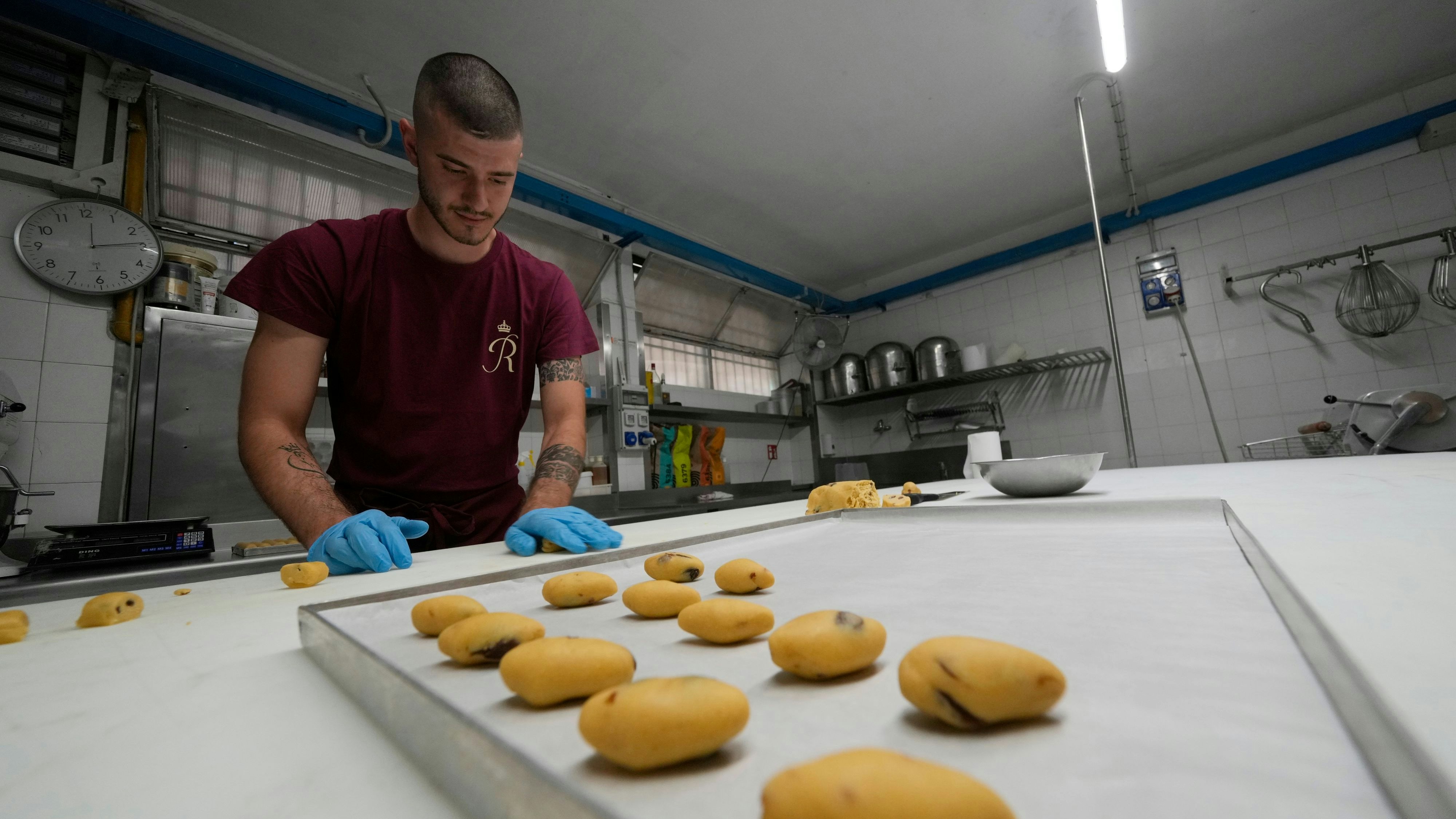 Konditor Elias bereitet das traditionelle Zaletti-Gebäck zu. Es wird aus venezianischem Maismehl hergestellt und mit Rosinen und Zitronenschale verfeinert.
