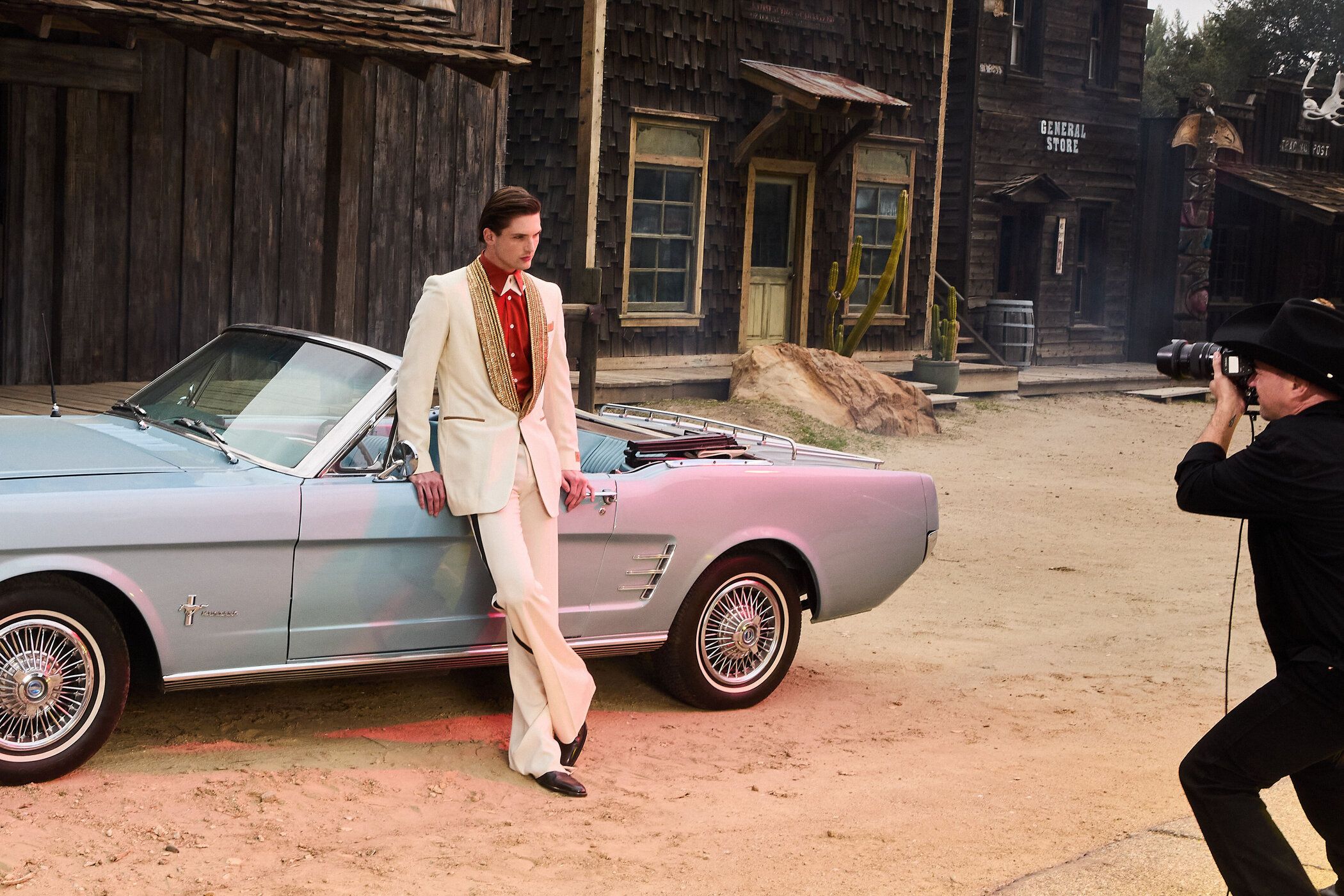 Pierre hofft, sich am Cover der Harpers Bazar zu sehen.