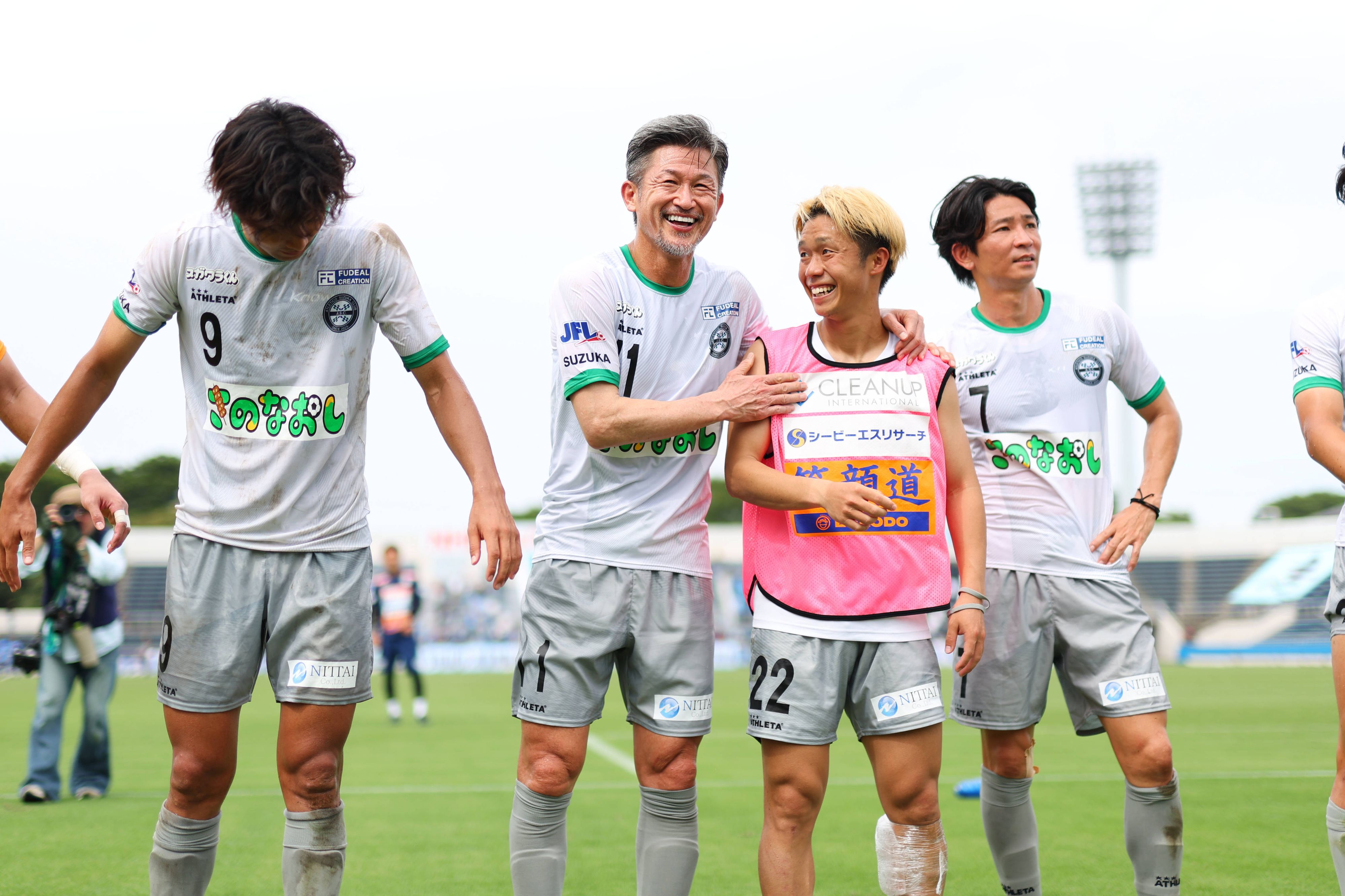 Kazuyoshi Miura (l.) freut sich über sein erfolgreiches Saisondebüt.