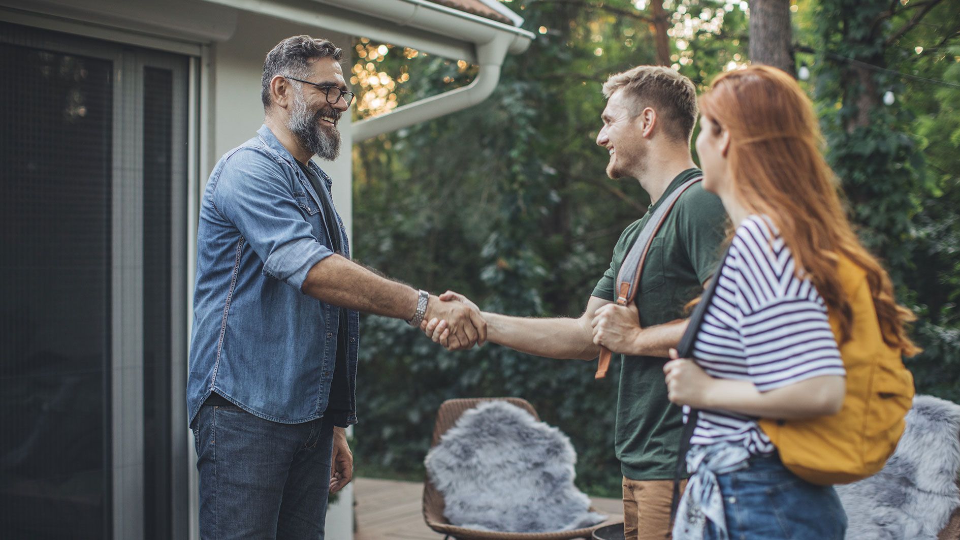 Wer seinem Gegenüber schnell Vertrauen schenkt, lebt glücklicher und zufriedener.