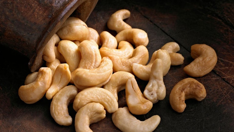 In Afrika angebaut und geerntet, in Vietnam geschält, in Europas Supermärkten verkauft. Wie das Geschäft mit Cashewnüssen funktioniert. Warum es afrikanische Länder zunehmend selbst in die Hand nehmen. Und wieso das gut für den Klimaschutz ist.