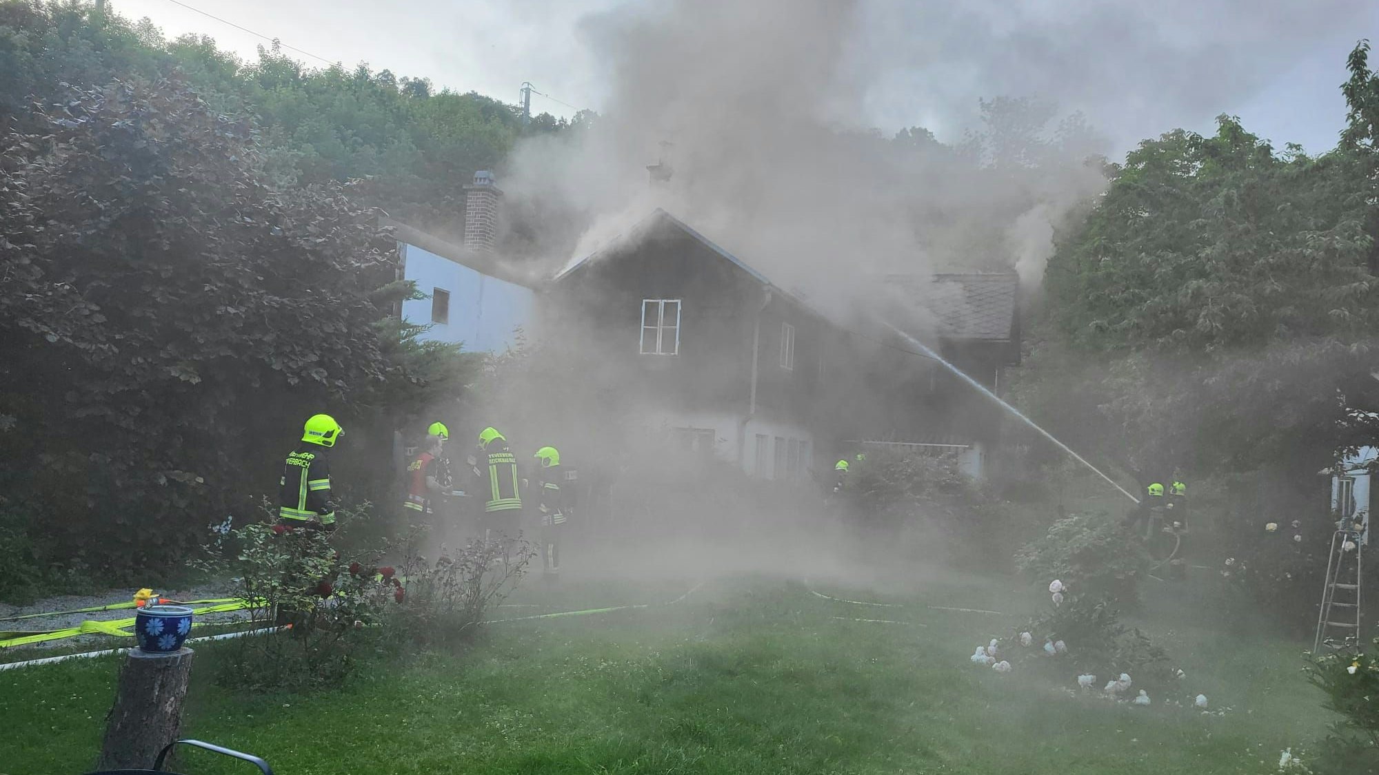 Heute.at - Wohnhausbrand: Ex-Bürgermeister und Pflegerin im Spital