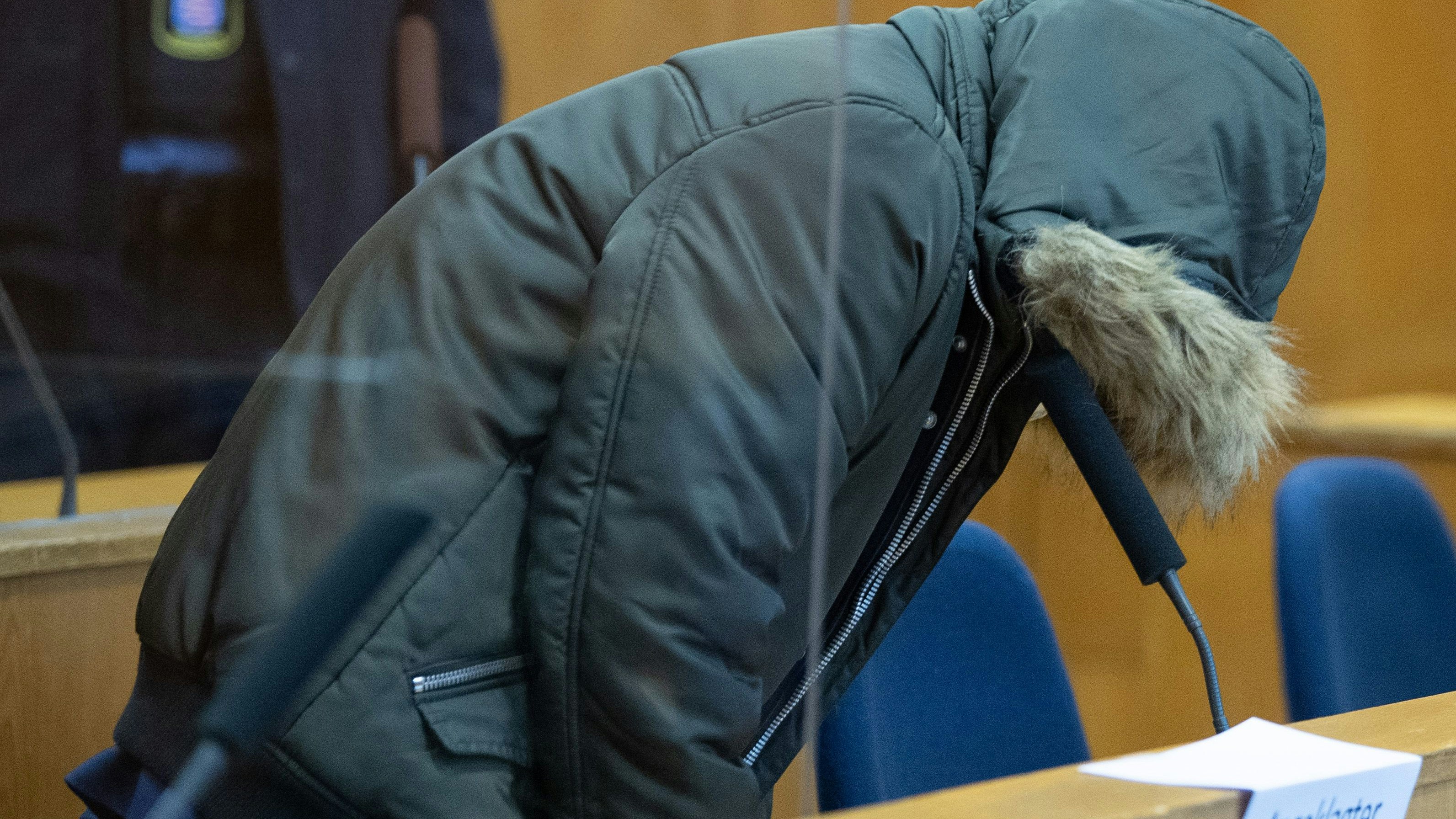 Der Angeklagte soll zwei Menschen getötet und weitere schwer verletzt haben.