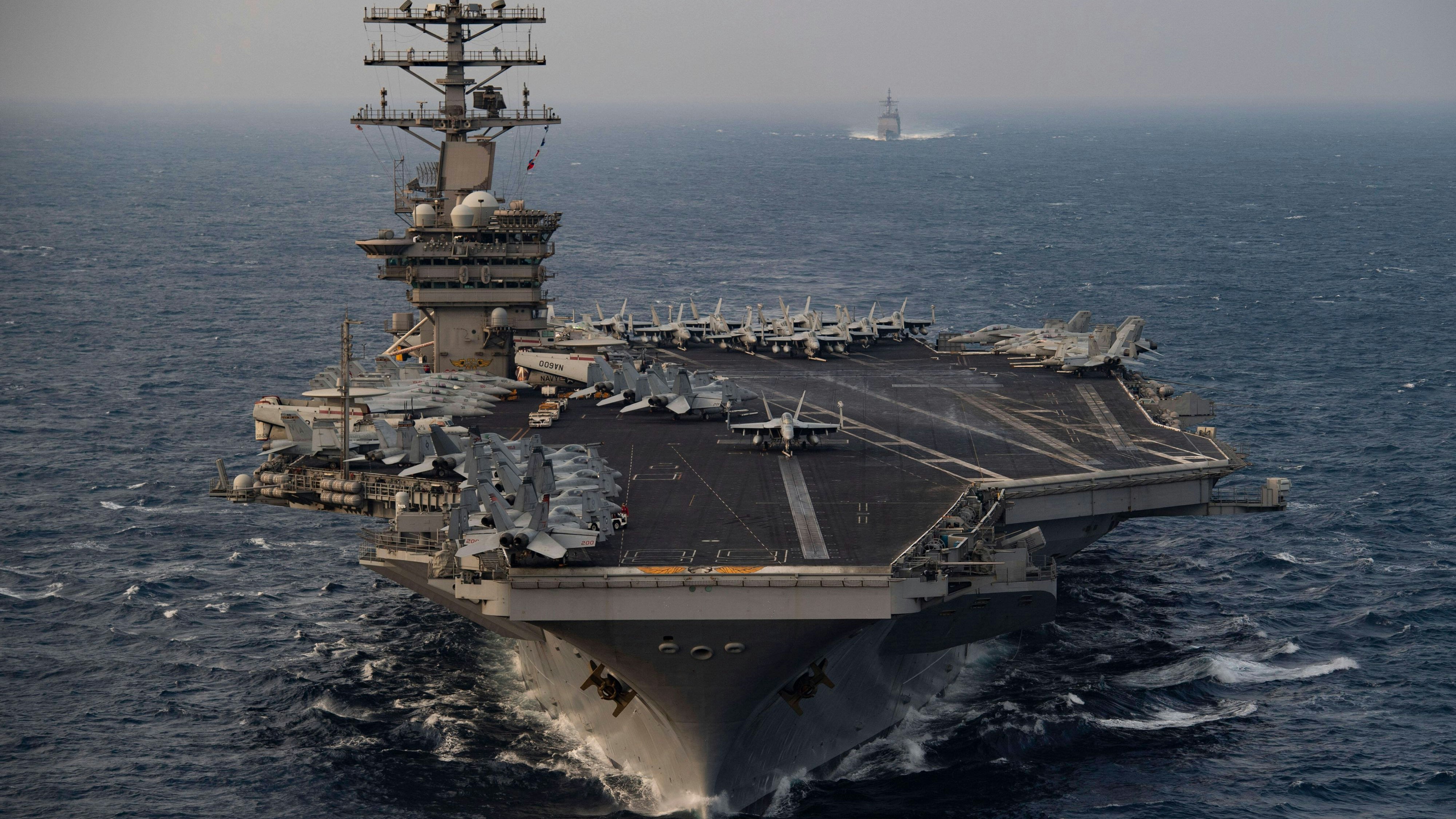 Die USA verlegen einen Flugzeugträger in den Nahen Osten. 