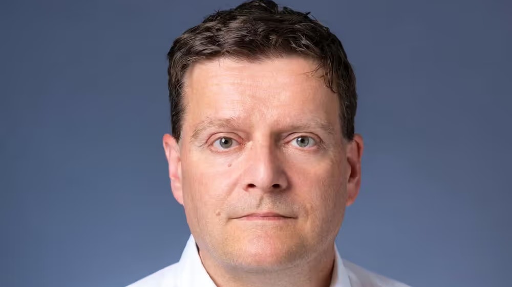 Roland Popp ist Experte für die Nahostregion und die Proliferation von Atomwaffen und forscht an der Militärakademie an der ETH Zürich. Im Interview erklärt er, weshalb Israel den Krieg trotz des Versagens seiner Abwehrsysteme weiterführen wird, und weshalb eine iranische Atombombe jetzt sogar wahrscheinlicher werden könnte.