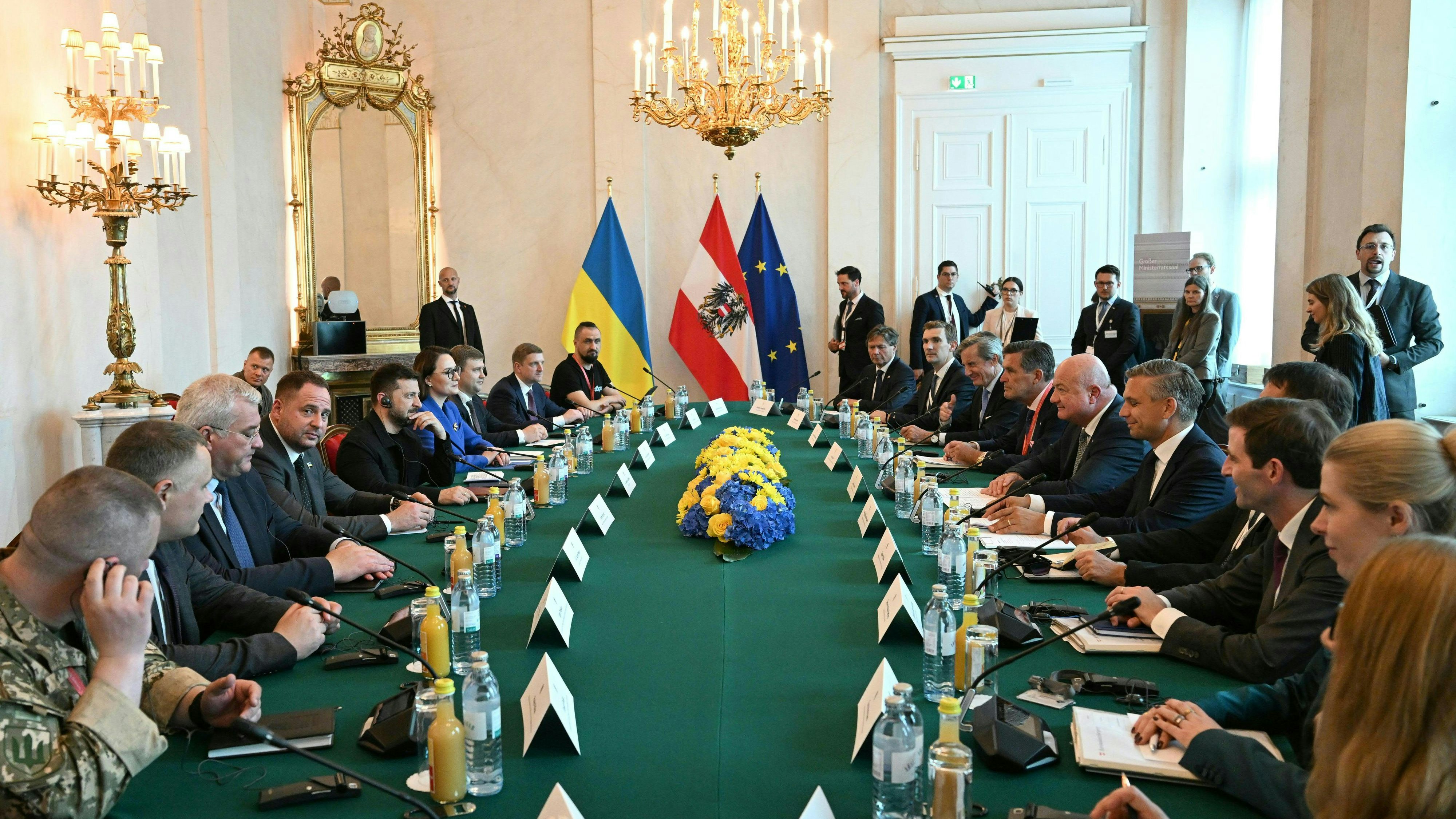 Arbeitsgespräch im Kanzleramt mit dem ukrainischen Präsidenten Selenskyj: Neben Kanzler Stocker waren auch die Minister Hanke und Hattmannsdorfer dabei.