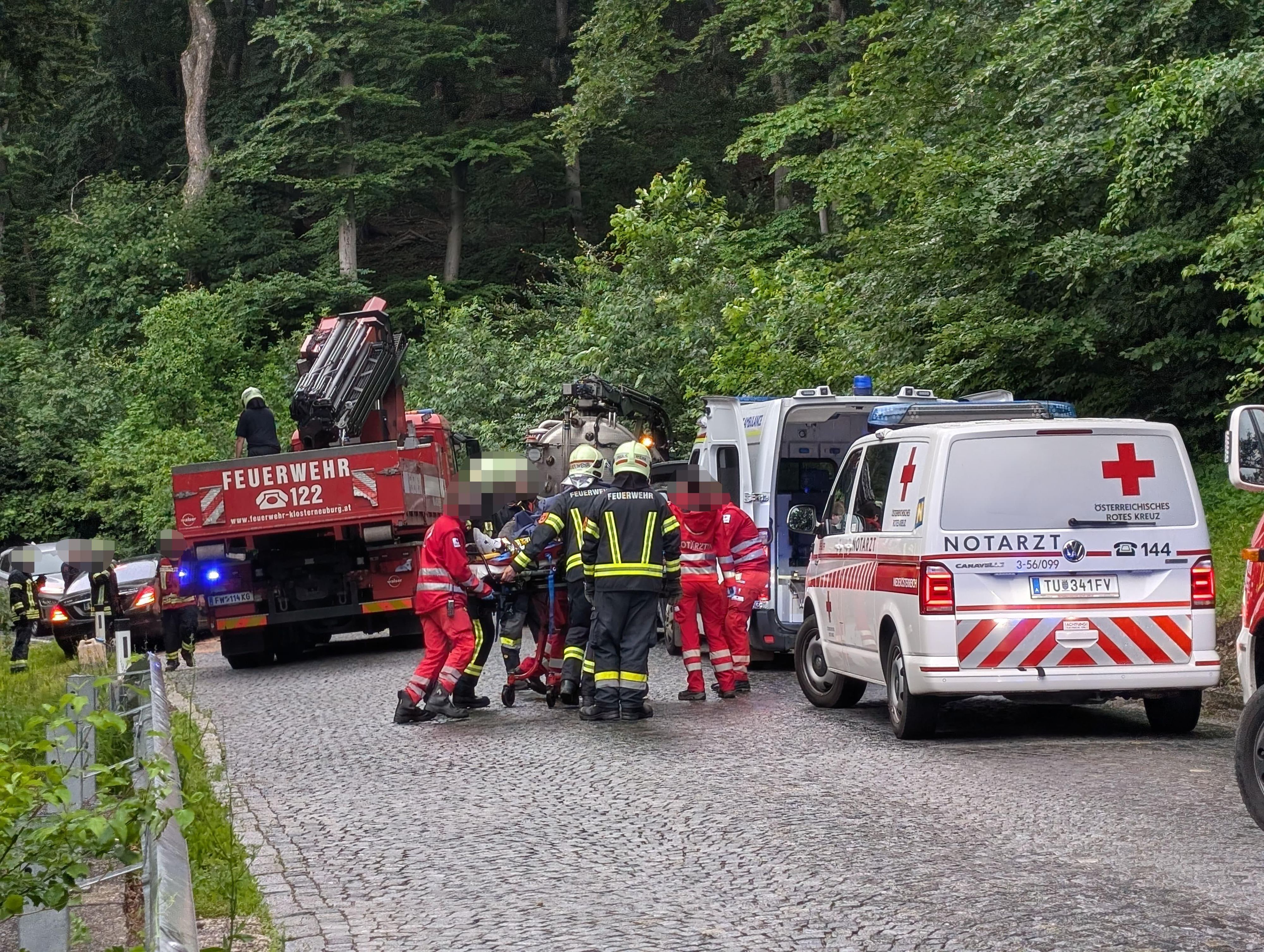 Hier wird der Verletzte abtransportiert.