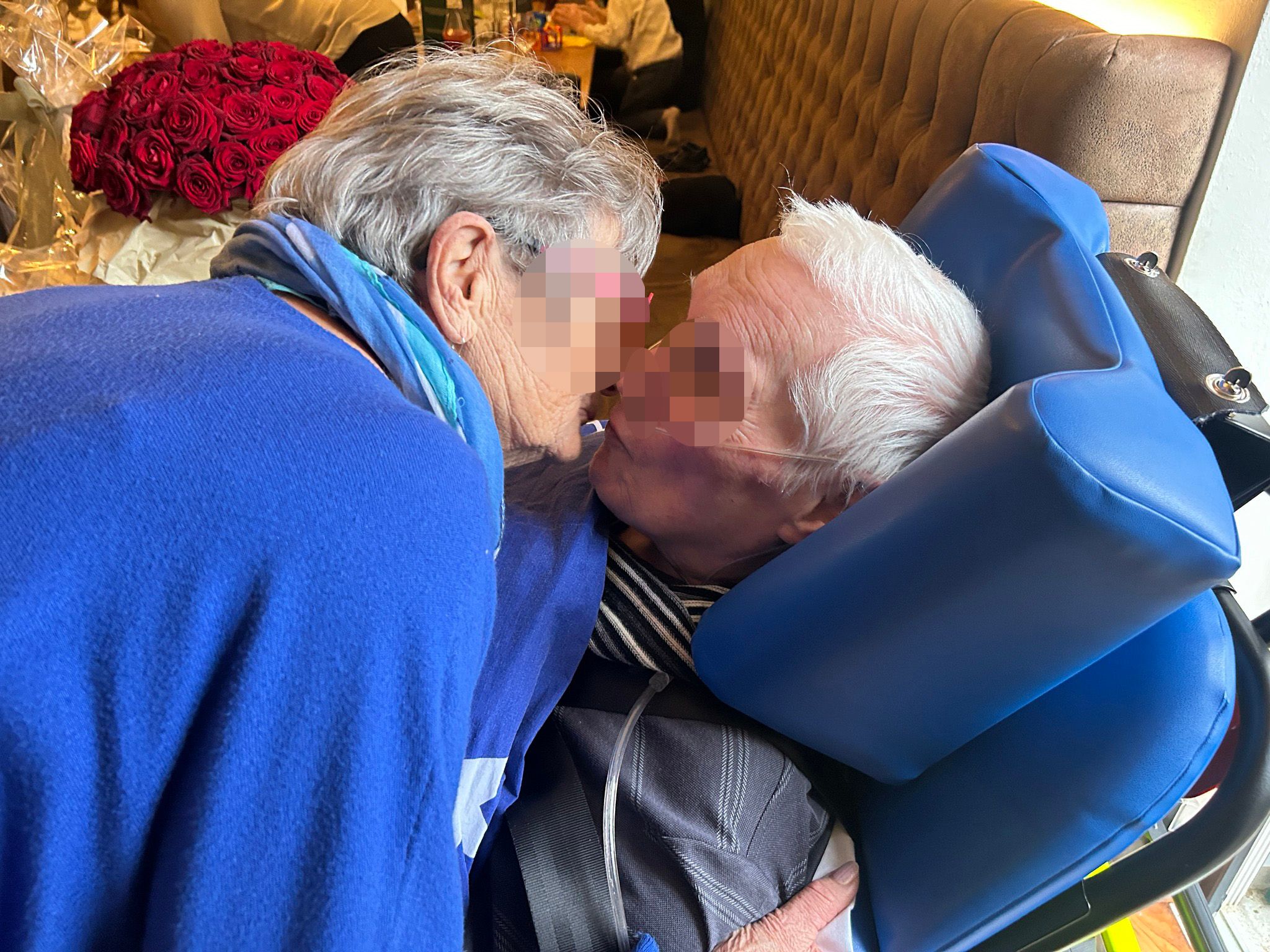 Ein Kuss zum Achtziger: Friedrich mit seiner geliebten Frau