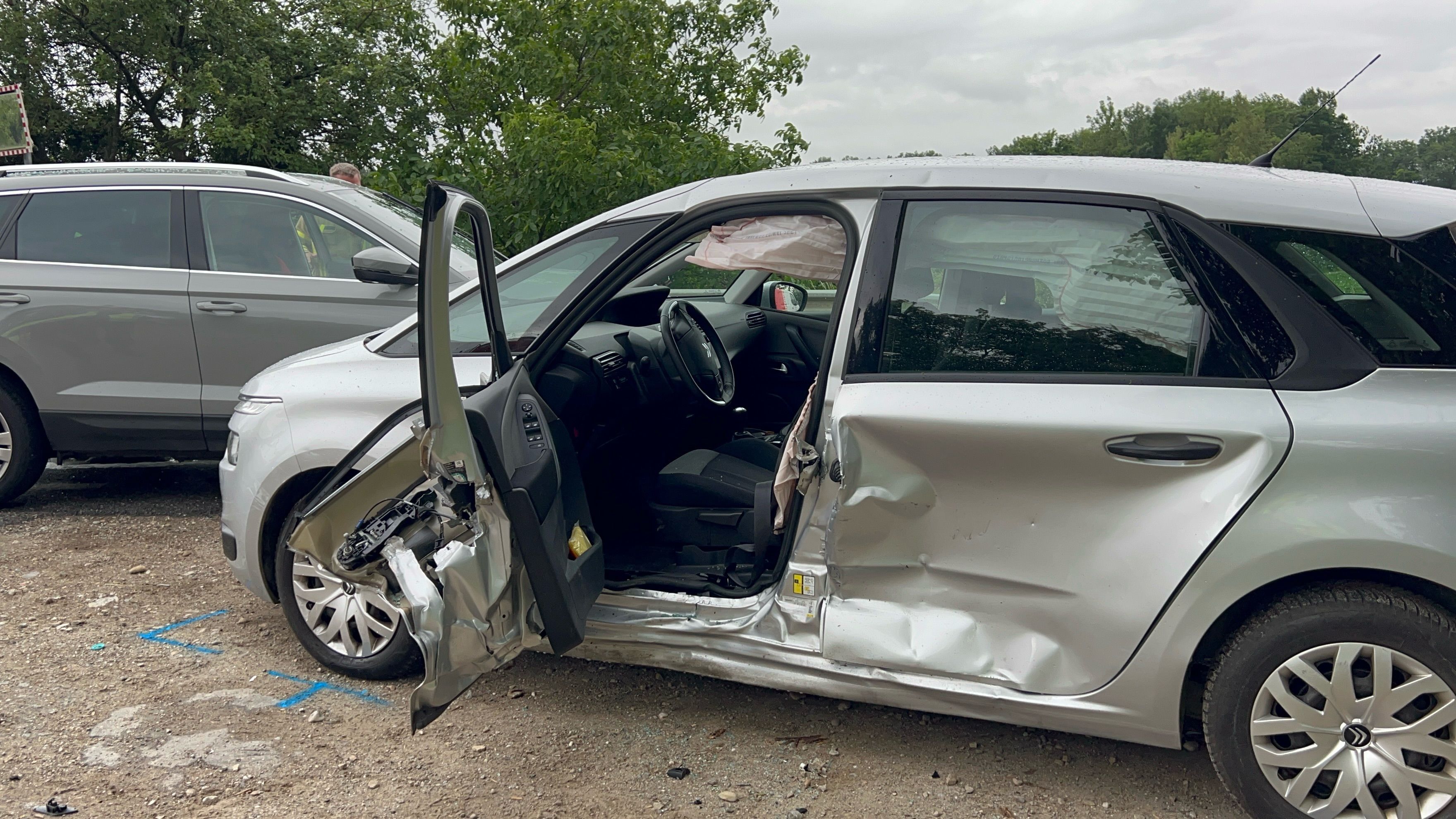 Zwei Pkw stoßen zusammen, Verletzte wurden ins Krankenhaus gebracht.