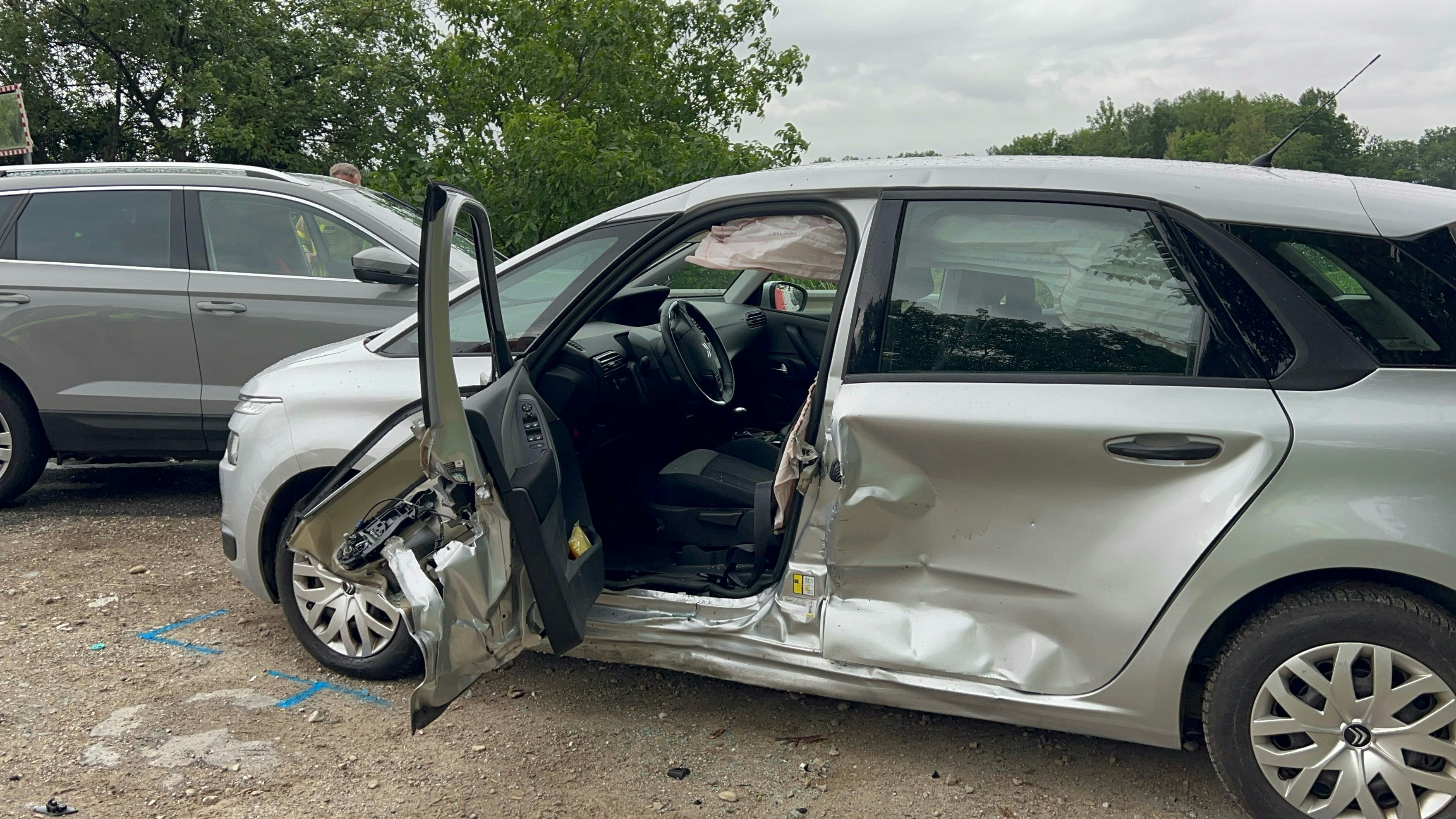 Frau war in Auto eingeschlossen.