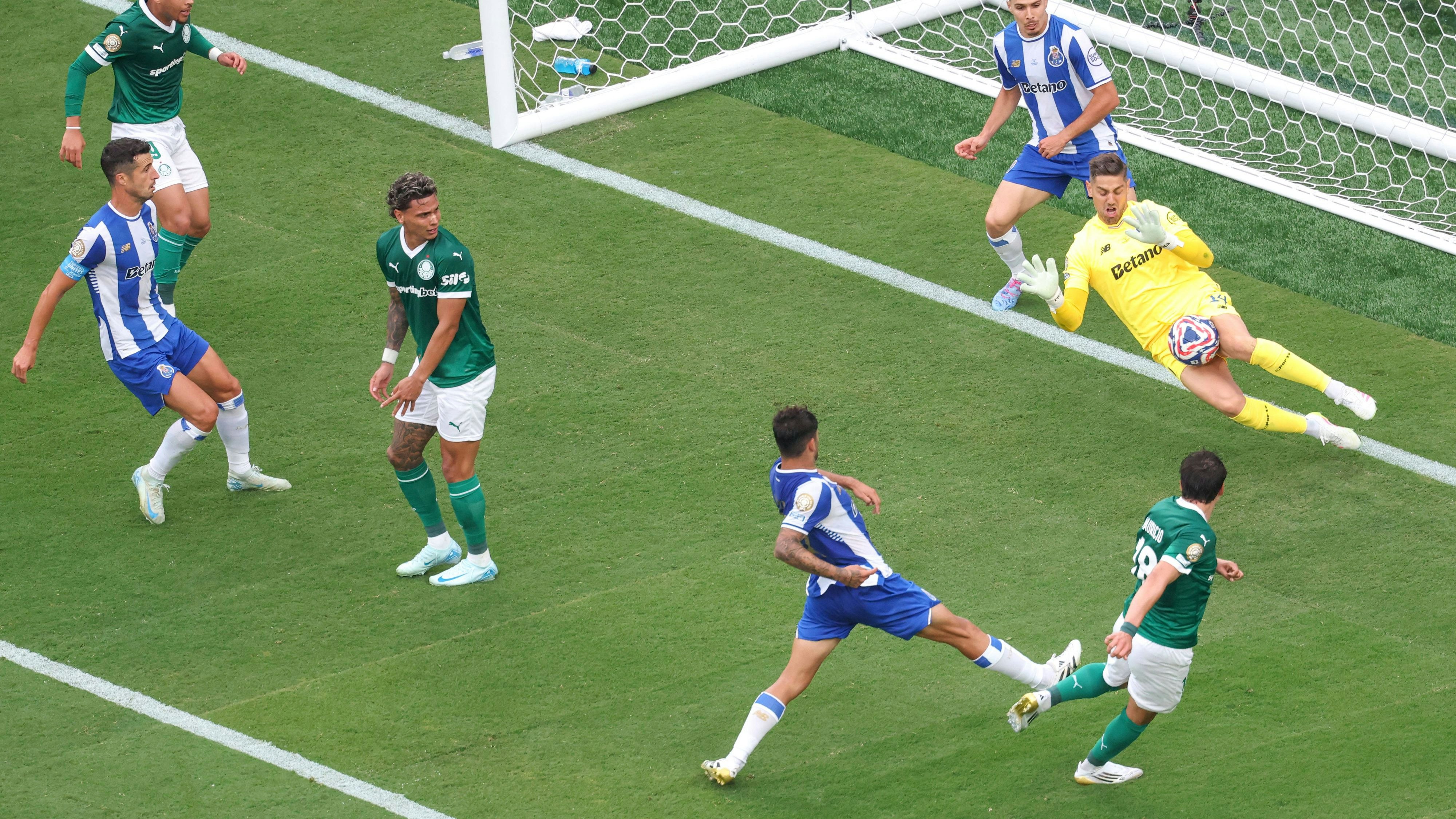 Palmeiras and Porto in the FIFA Club World Cup Claudio Ramos of Porto during the match against Palmeiras, a game valid for Group A of the FIFA Club World Cup at MetLife in East Rutherford NJ in the United States on Sunday night, the 15th. EAST RUTHERFORD NJ UNITED STATES OF AMERICA Copyright: xWilliamxVolcovx
