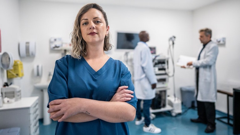 Jung-Mediziner können in Großbritannien nicht mehr selbst entscheiden, wo sie arbeiten möchten. Das Los legt fest, welchem Spital Ärztinnen und Ärzte zugeordnet werden. Und 700 erfuhren nur, wo ihre Arbeitsstelle ungefähr liegt.
