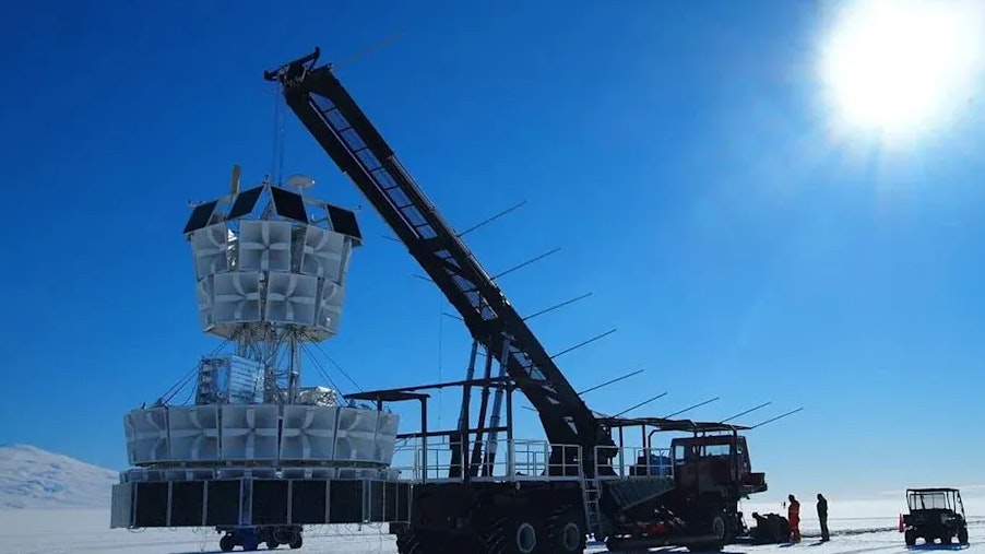 "Anita"-Projekt: Eine riesige Antenne fliegt an Ballons in 40 Kilometern Höhe über der Antarktis.