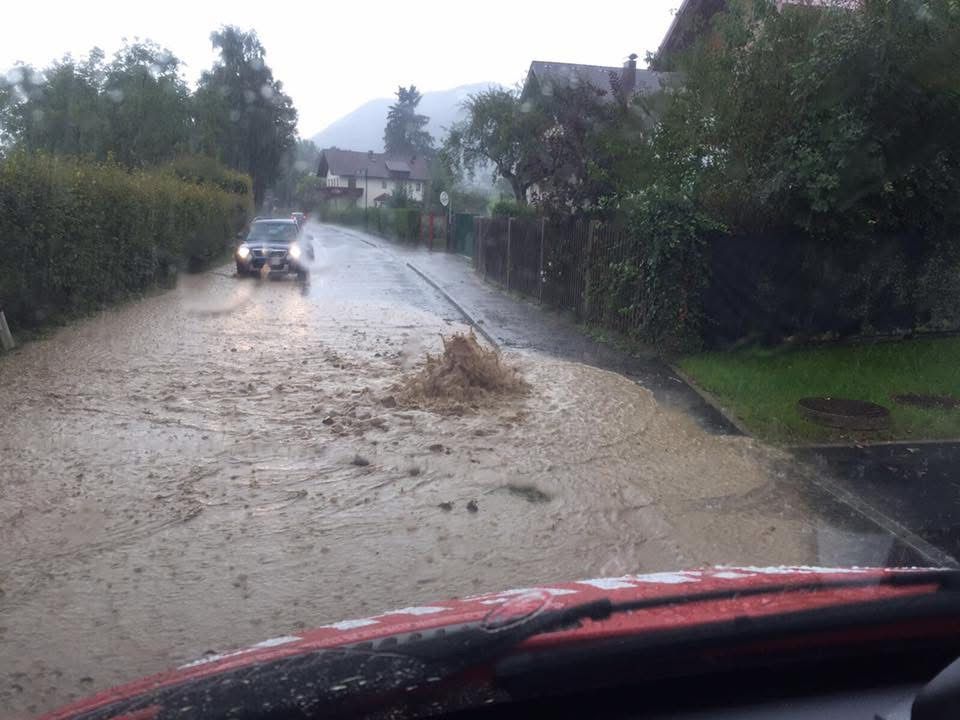 Überflutete Straße aufgrund von starken Regenfällen, lassen Abflüsse und Kanäle überquellen.