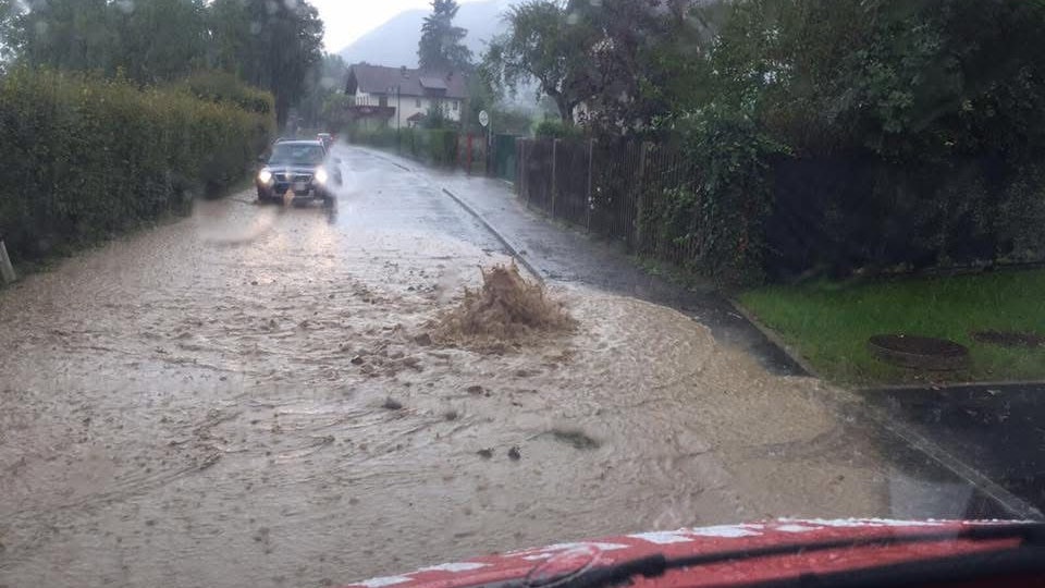 Überflutete Straße aufgrund von starken Regenfällen, lassen Abflüsse und Kanäle überquellen.