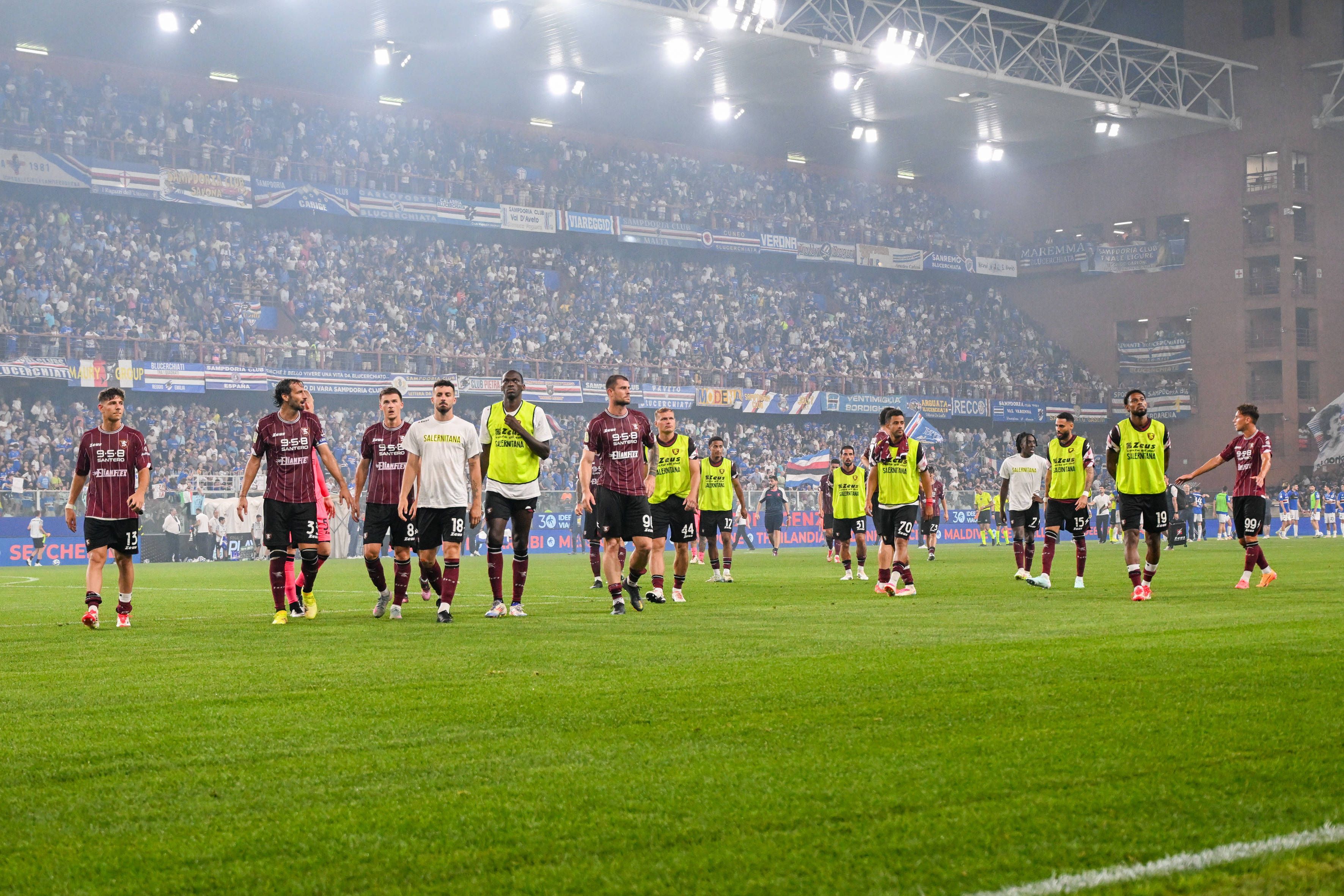 Acht Spieler von Salernitana haben sich eine Lebensmittelvergiftung zugezogen. 