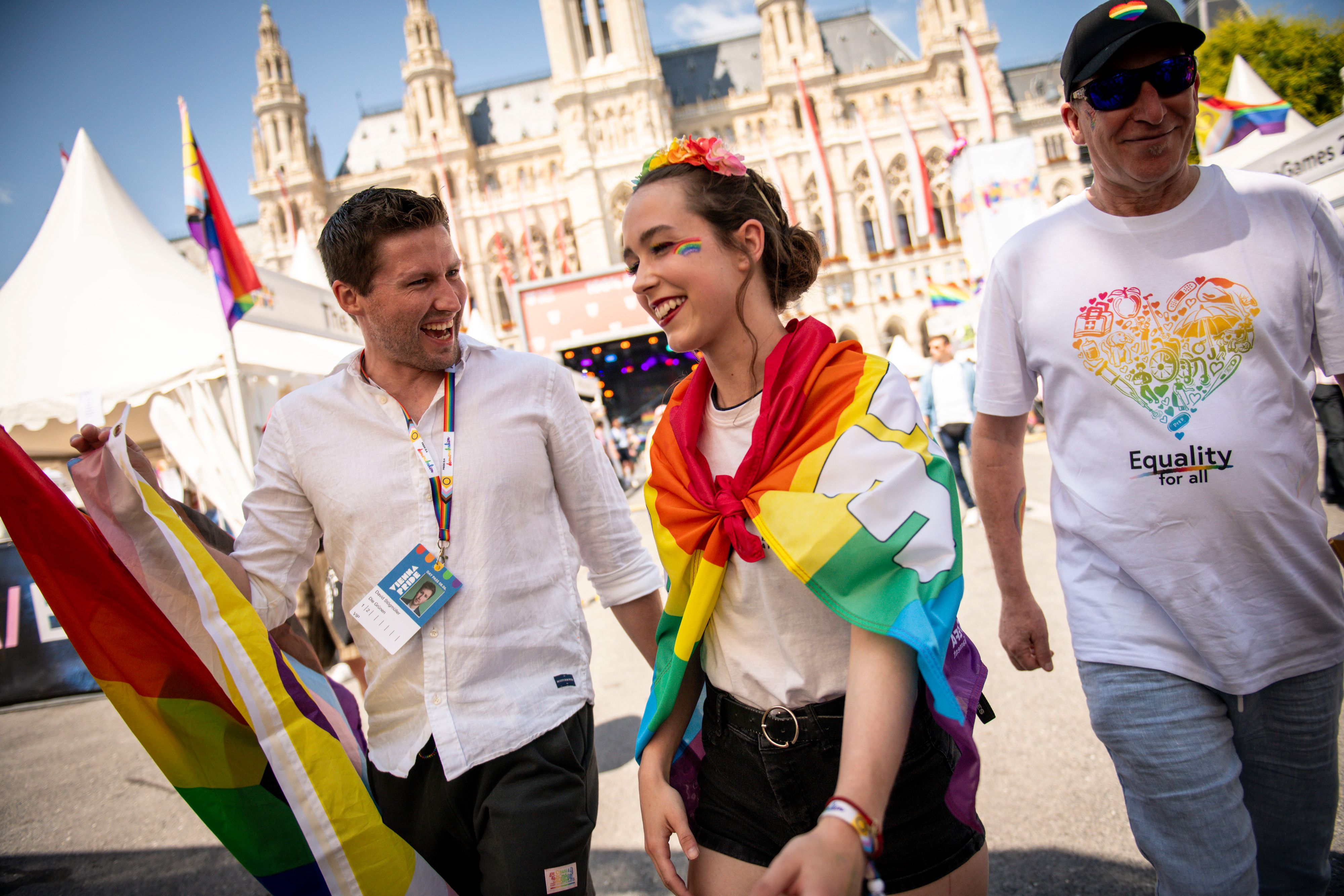 Mäzenin für Ungarns queere Community: EU-Abgeordnete Lena Schilling (am Foto bei einer Parade in Wien).