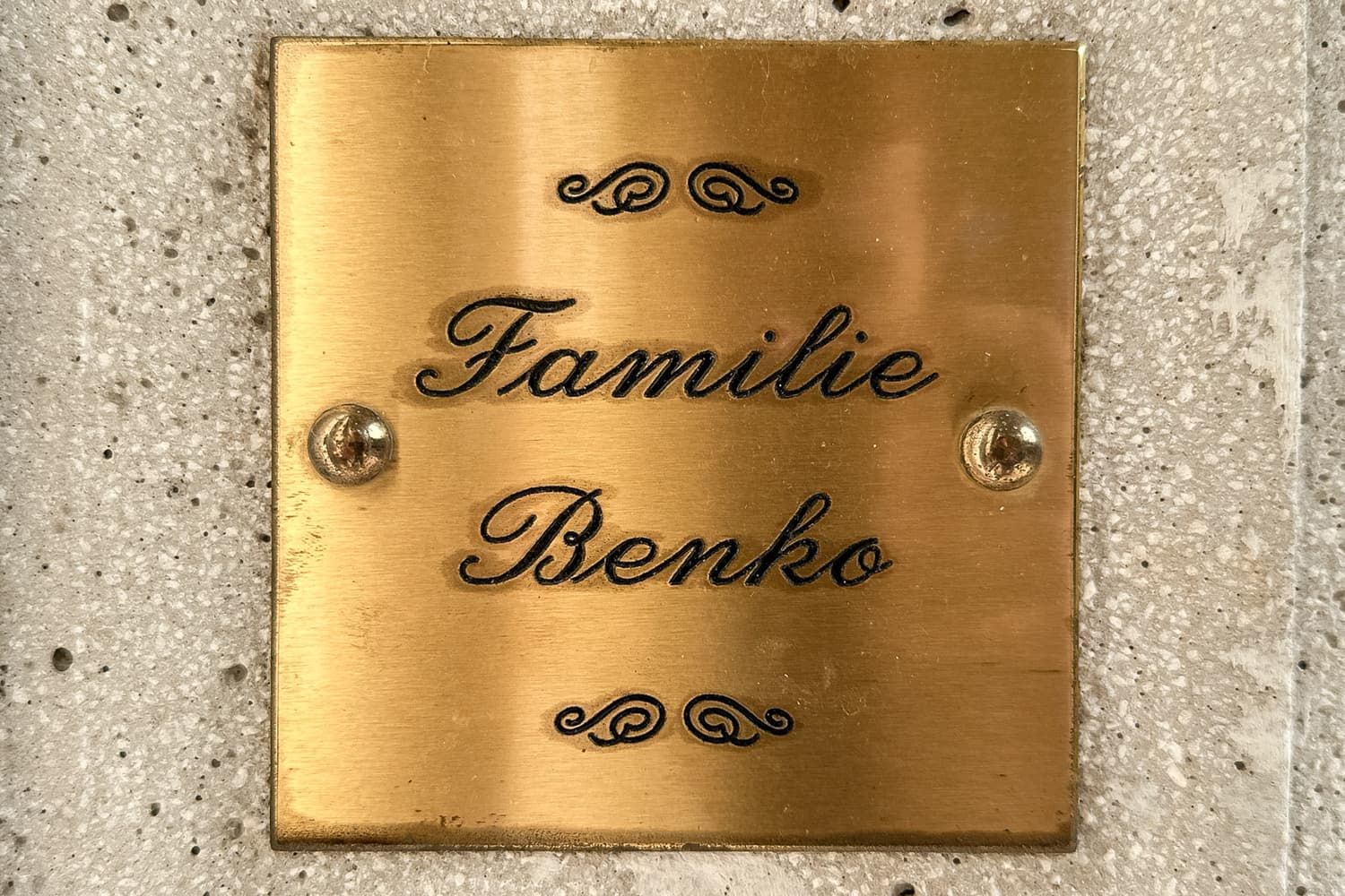 Türschild der Benkos an der Villa Ansaldi