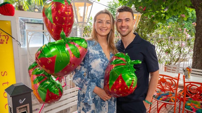 Alexander Höfler und Freundin Violetta ließen sich die Erdbeer-Leckereien keinesfalls entgehen. 