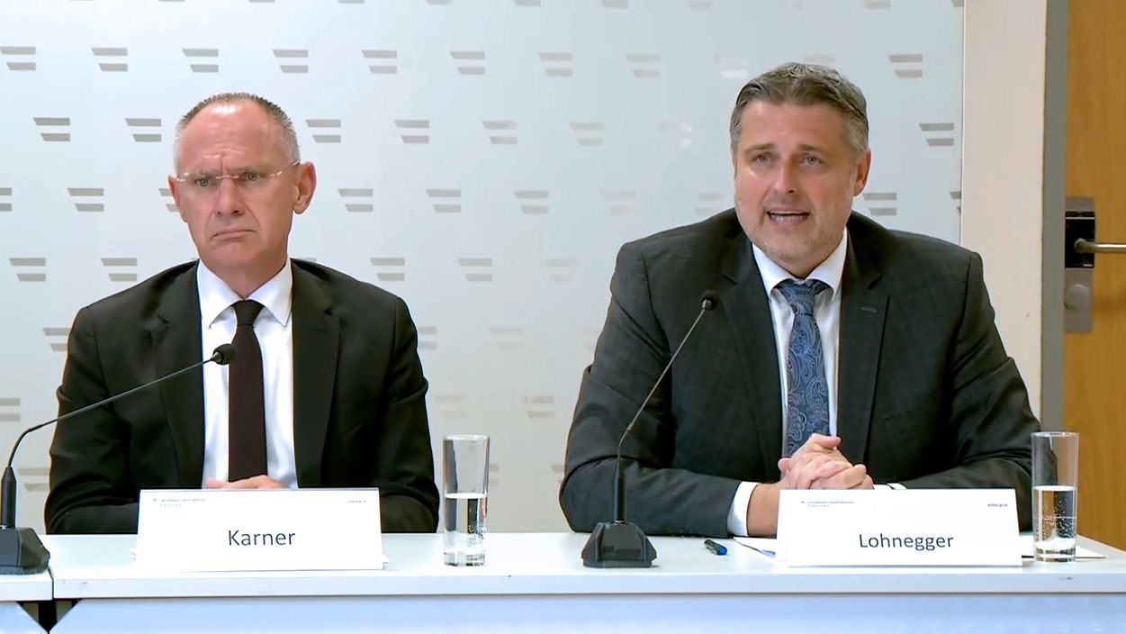 Leiter der Ermittlungsgruppe Brigadier Michael Lohnegger (r.) neben Innenminister Gerhard Karner.