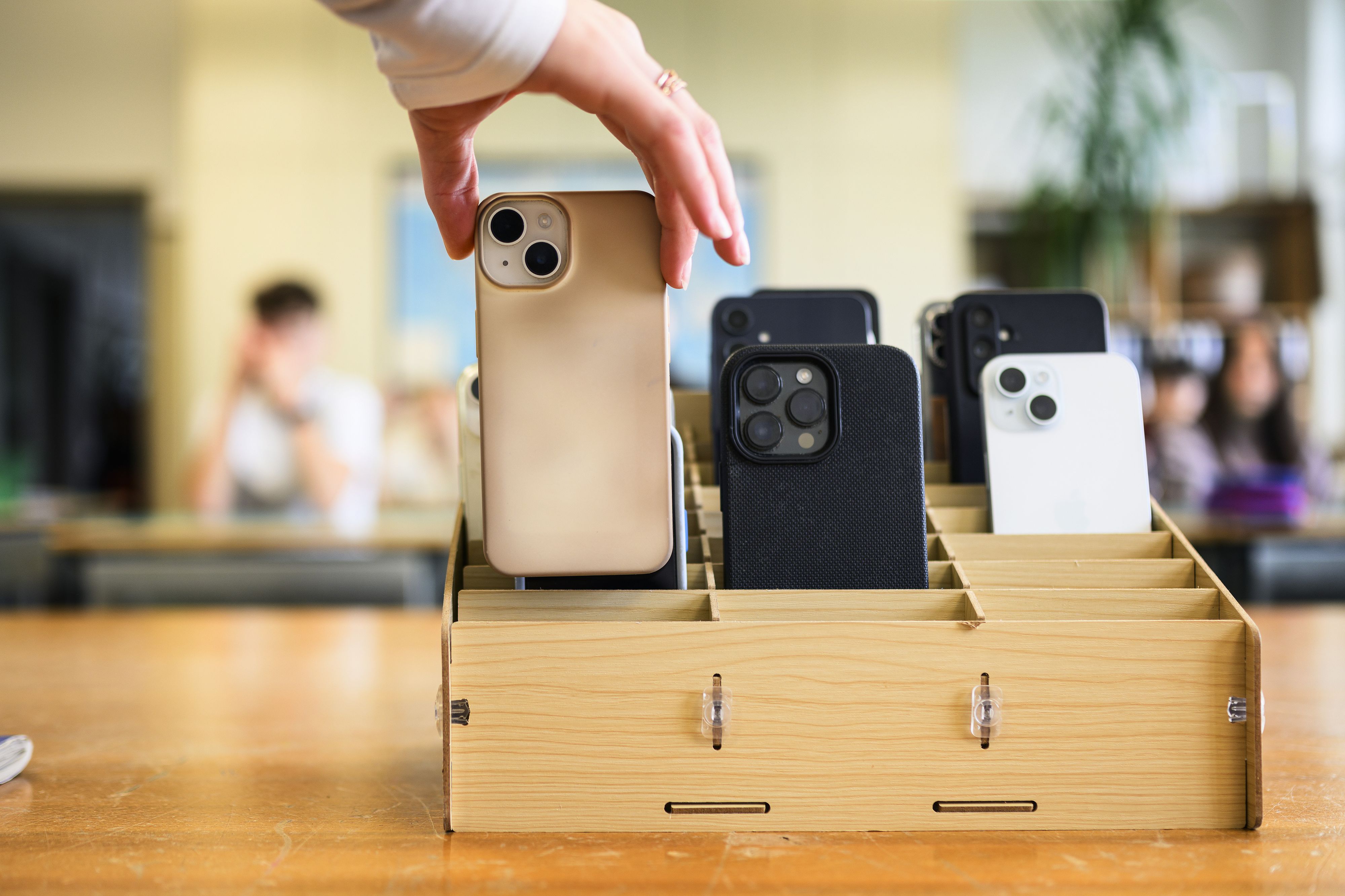 Ab dem neuen Schuljahr gilt in Italien ein Smartphone-Verbot während des Unterrichts auch für Oberstufenschüler, wie Bildungsminister Giuseppe Valditara am 16. Juni 2025 per Erlass anordnete. (Symbolbild)