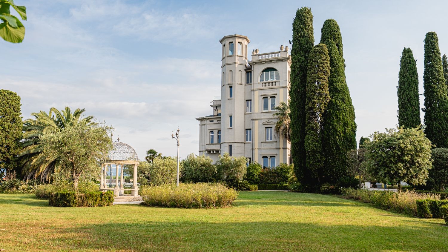 Villa Ansaldi in Sirmione am Gardasee: Sämtliches Inventar der Luxusvilla in Bestlage wird nun online versteigert