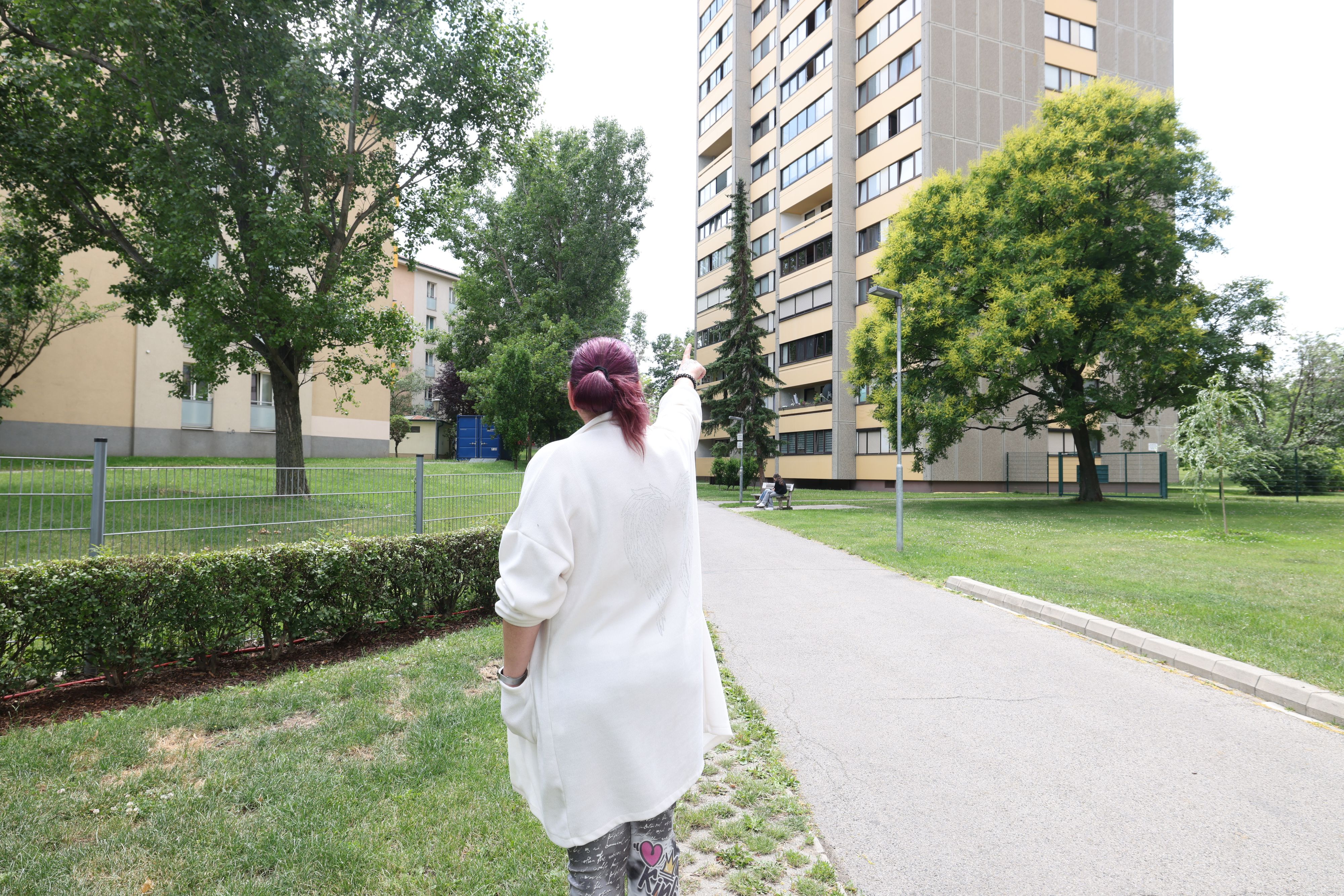 Bewohnerin Karin (Name geändert) zeigt auf die Wohnung, in der die leblose 17-Jährige gefunden wurde.